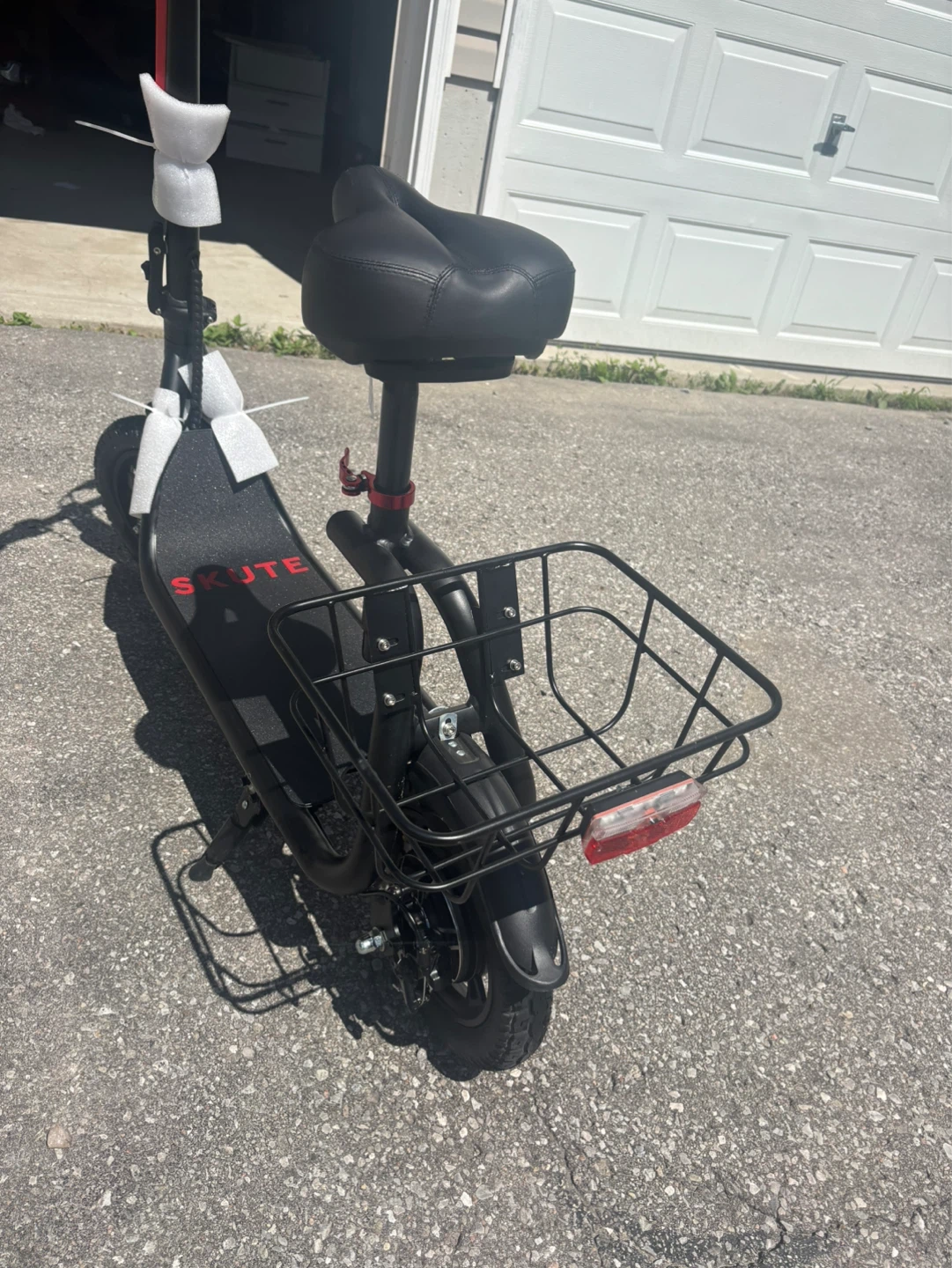 SKUTE Electric Scooter with Seat and Basket - photo 4