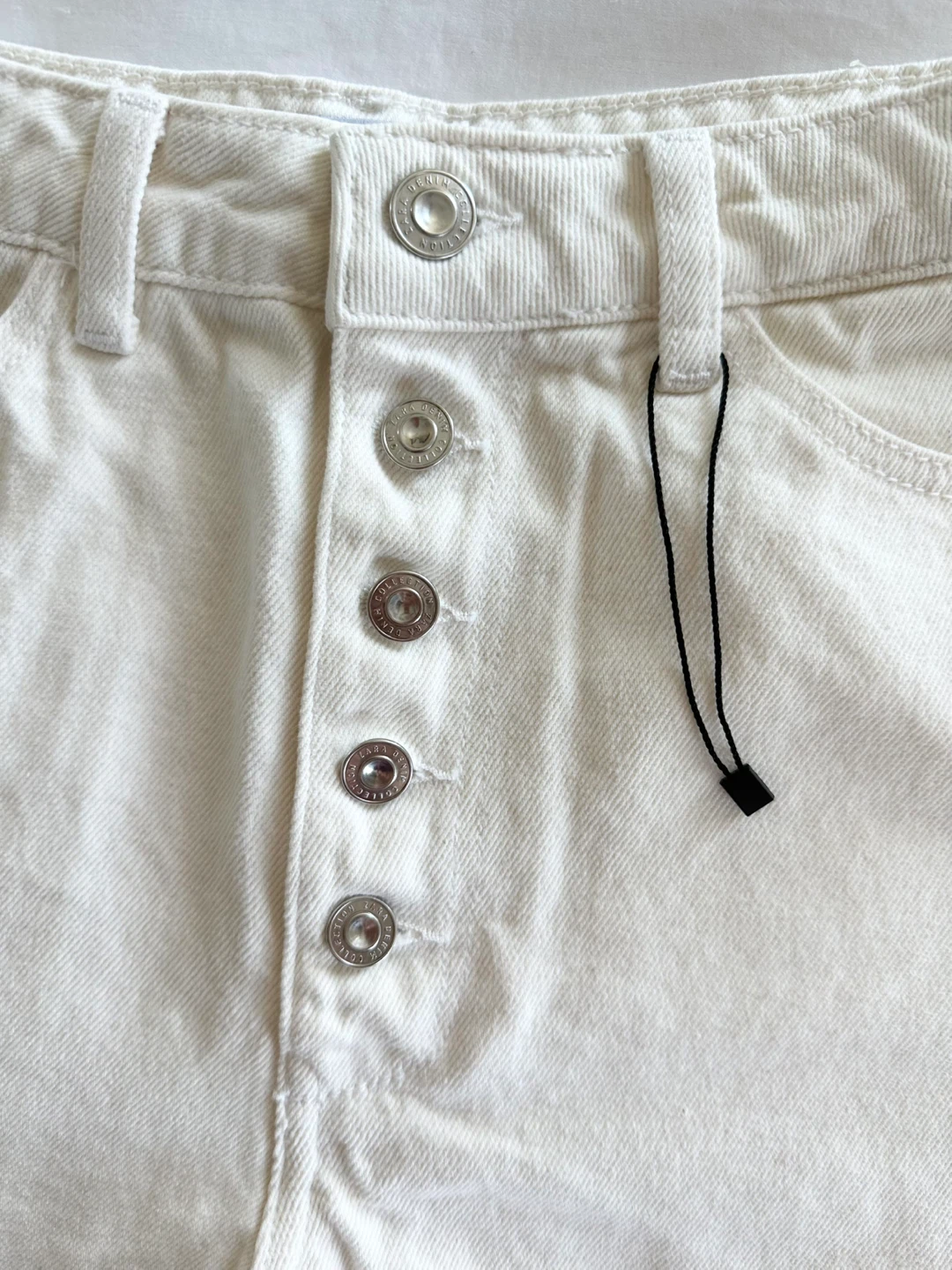 ⚽️ 🆕 Zara White Denim Shorts Size 4 - photo 2