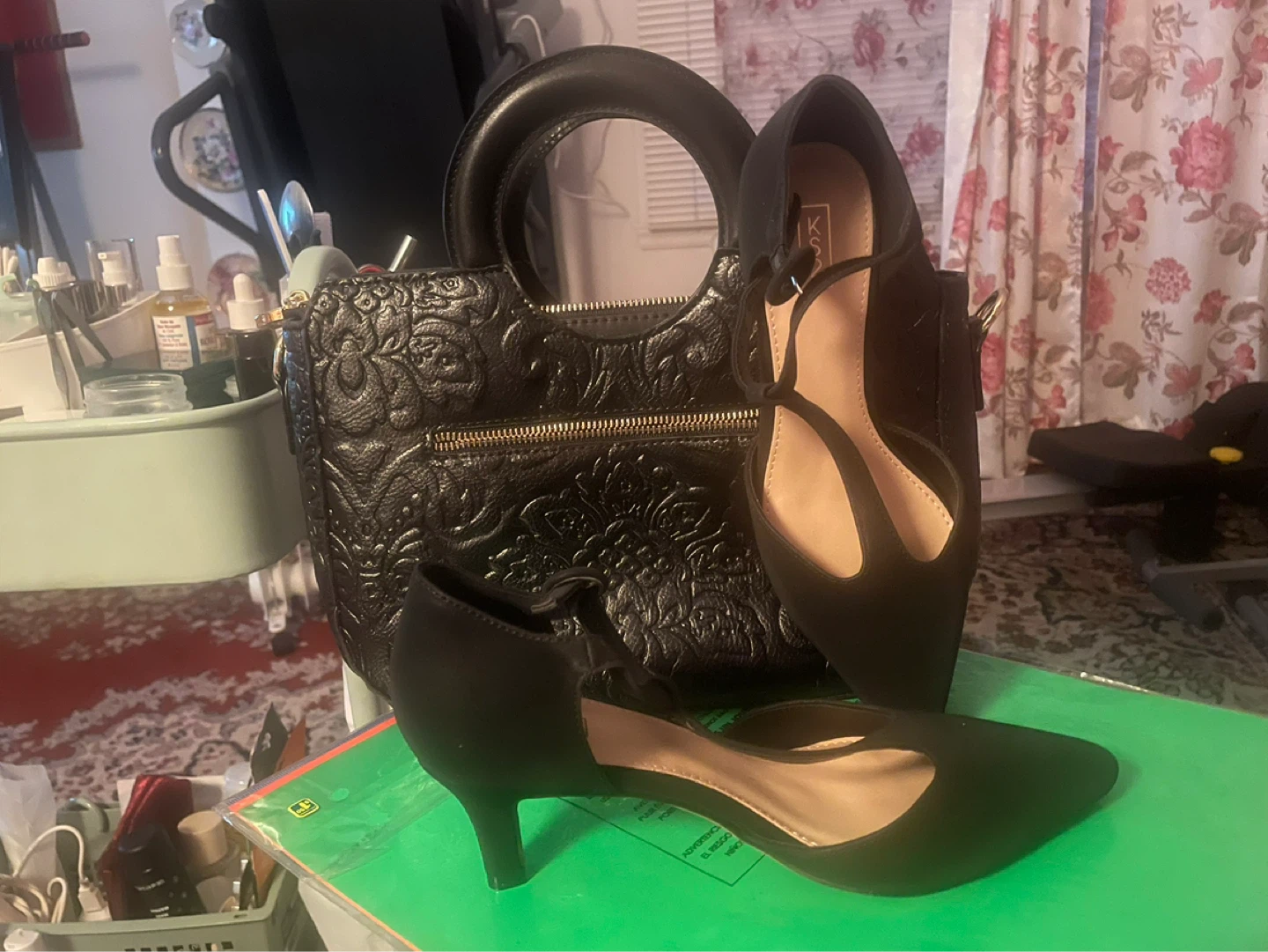 Black purse and heels - photo 2