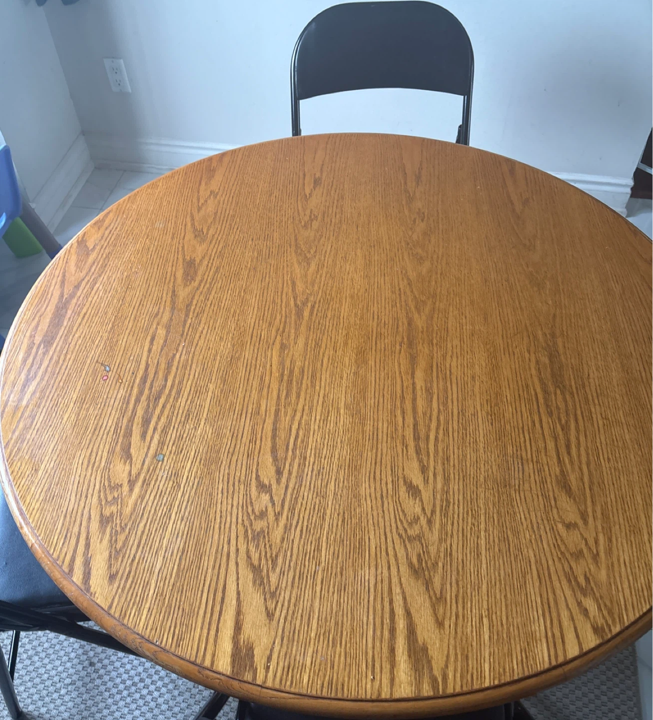 Round Pedestal Dining Table - photo 2