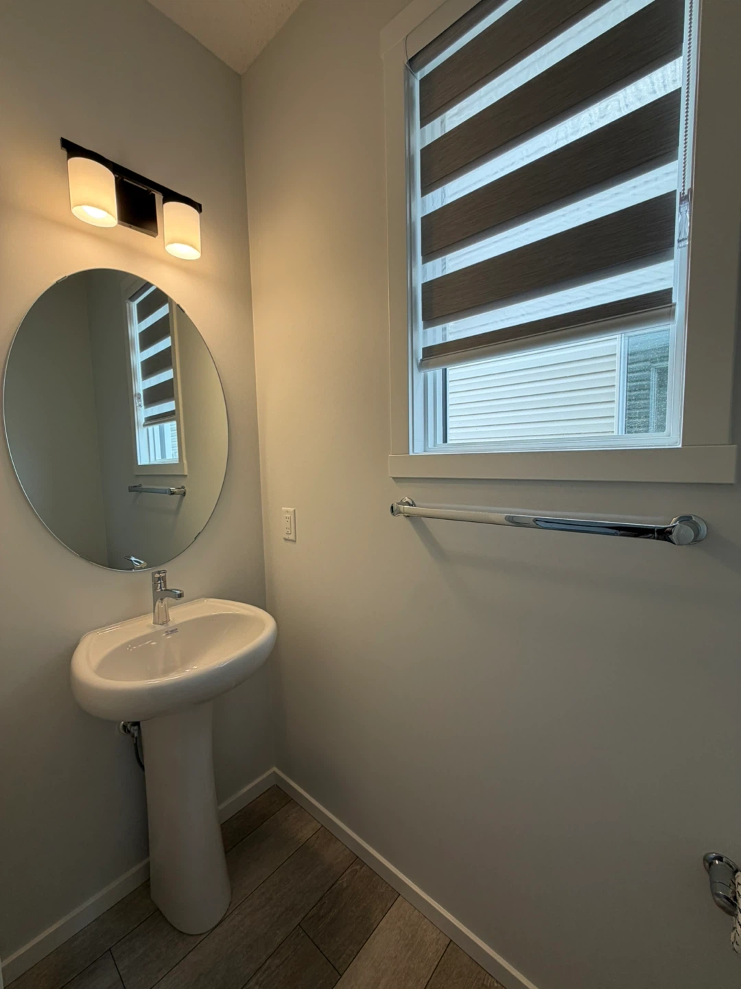 BRAND NEW 3 Bed + Bonus Room | 3 Months FREE Internet | $2,000 - photo 5