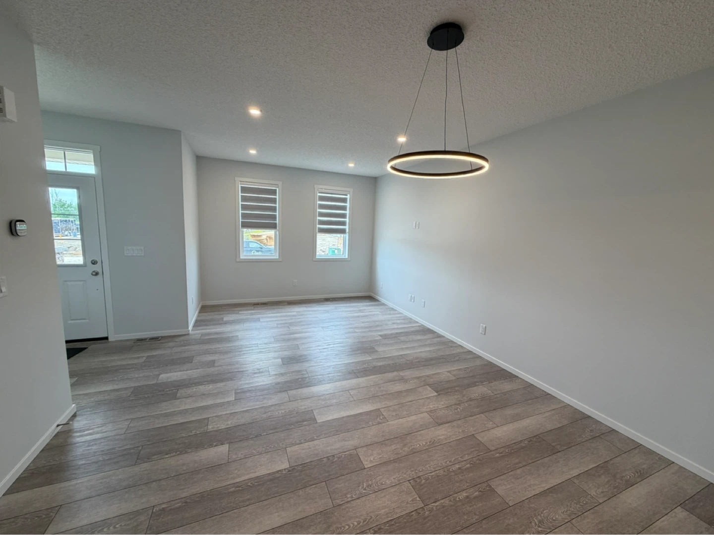 BRAND NEW 3 Bed + Bonus Room | 3 Months FREE Internet | $2,000 - photo 2