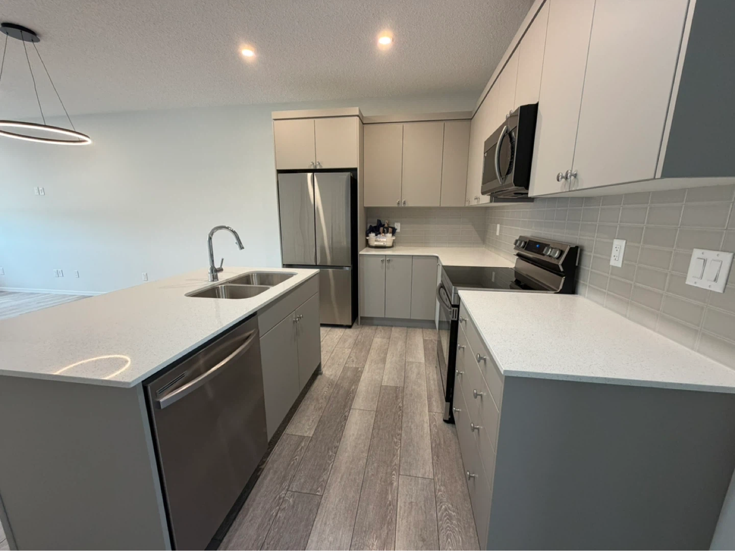 BRAND NEW 3 Bed + Bonus Room | 3 Months FREE Internet | $2,000 - photo 3