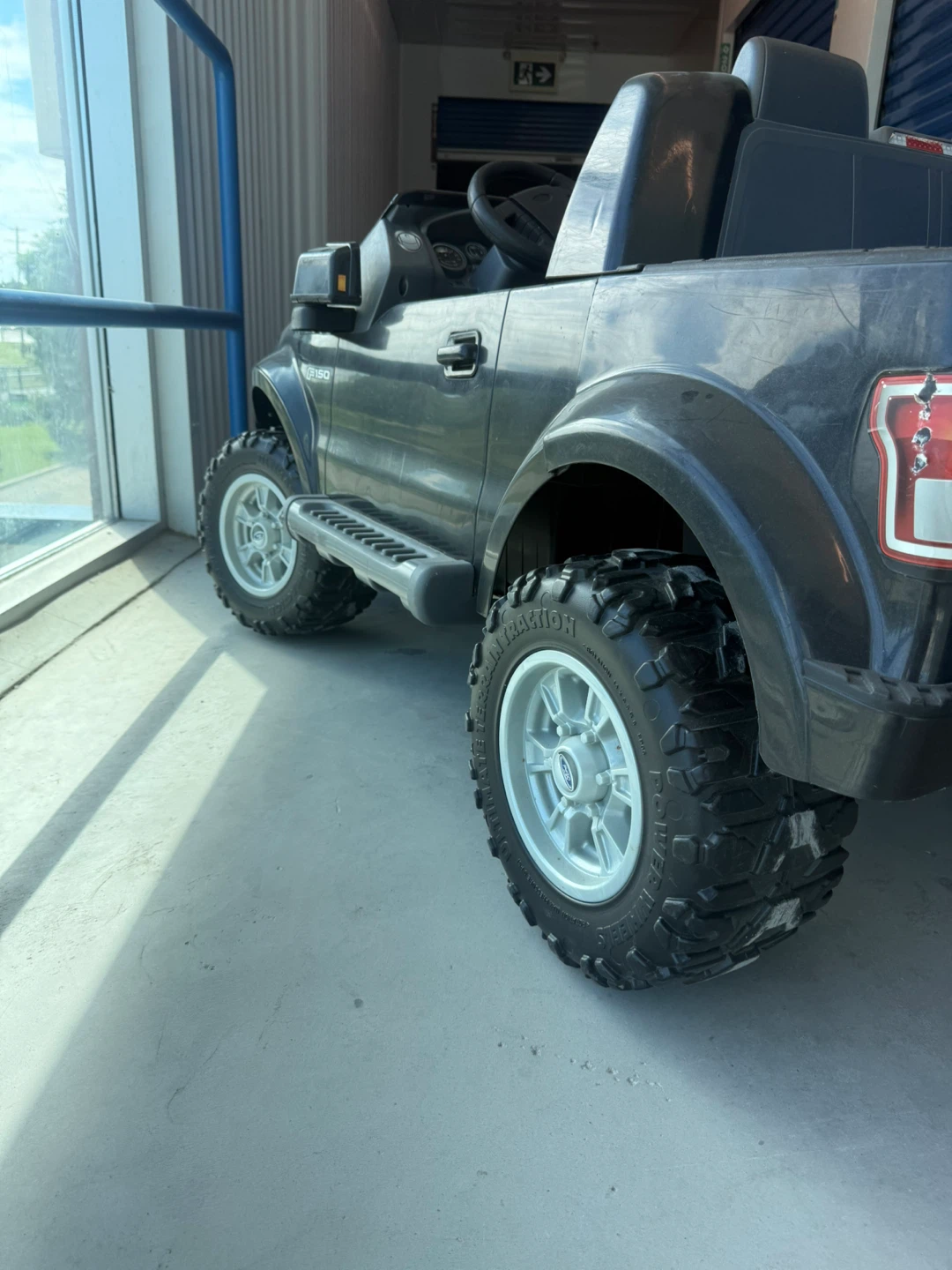 Power Wheels Ford F-150 Raptor 12V Ride-On Truck - photo 2