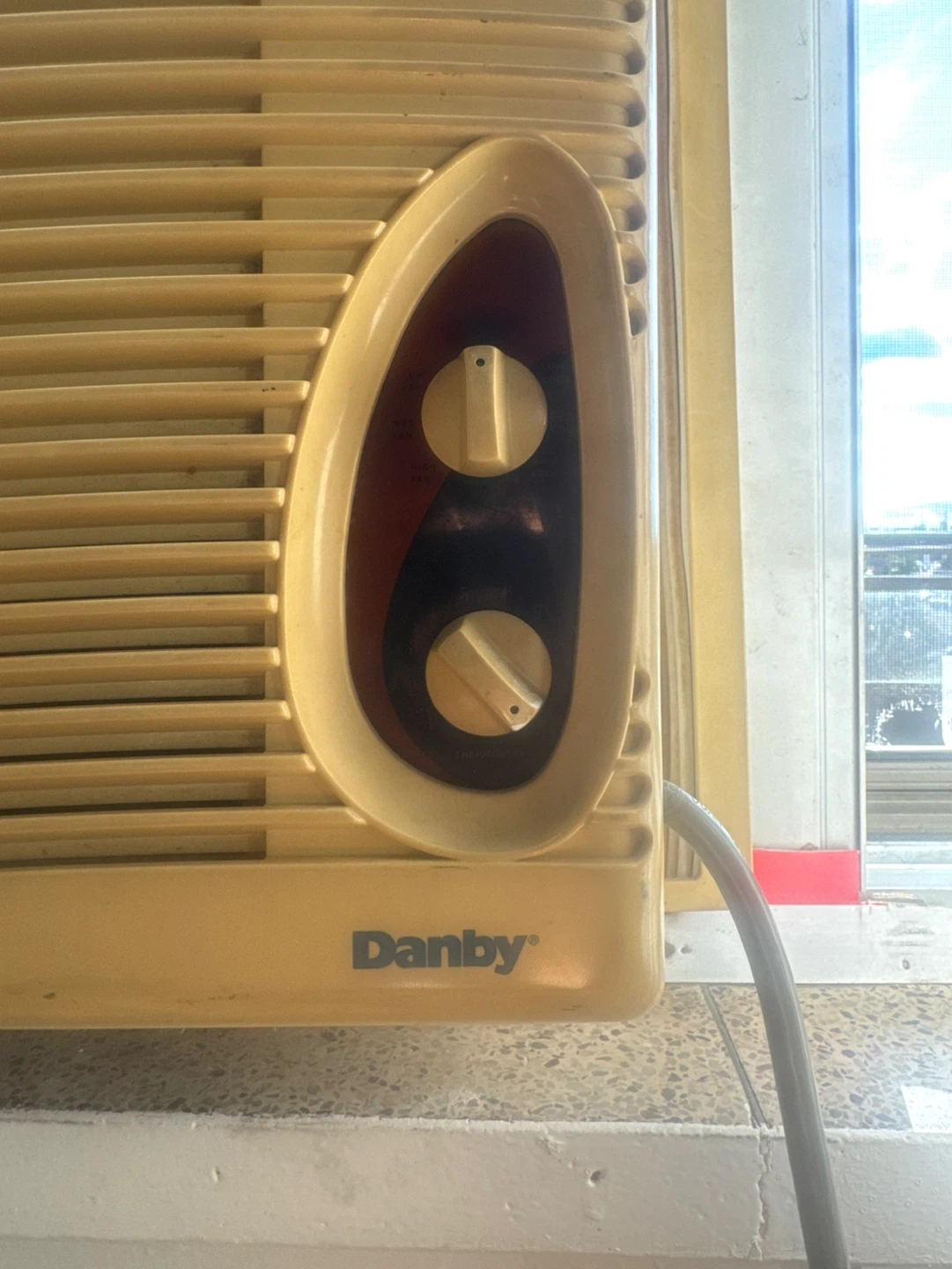 Danby Window Air Conditioner - photo 2