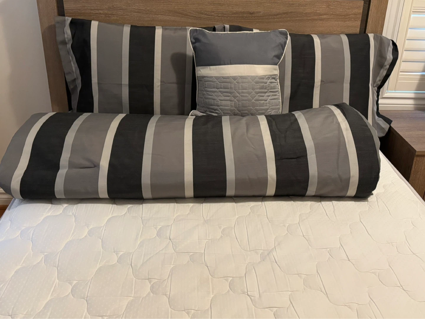 Striped pattern queen comforter set