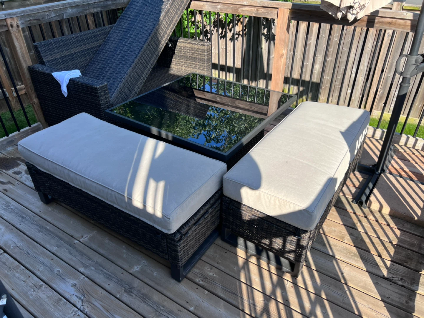 Outdoor table & sofas