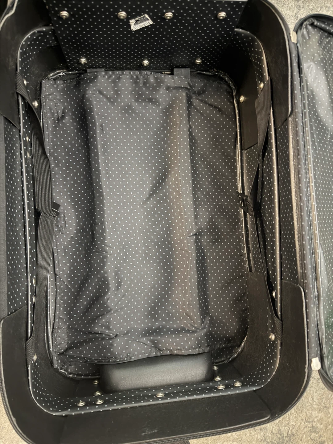 Carry-On Luggage 20$ each - photo 5