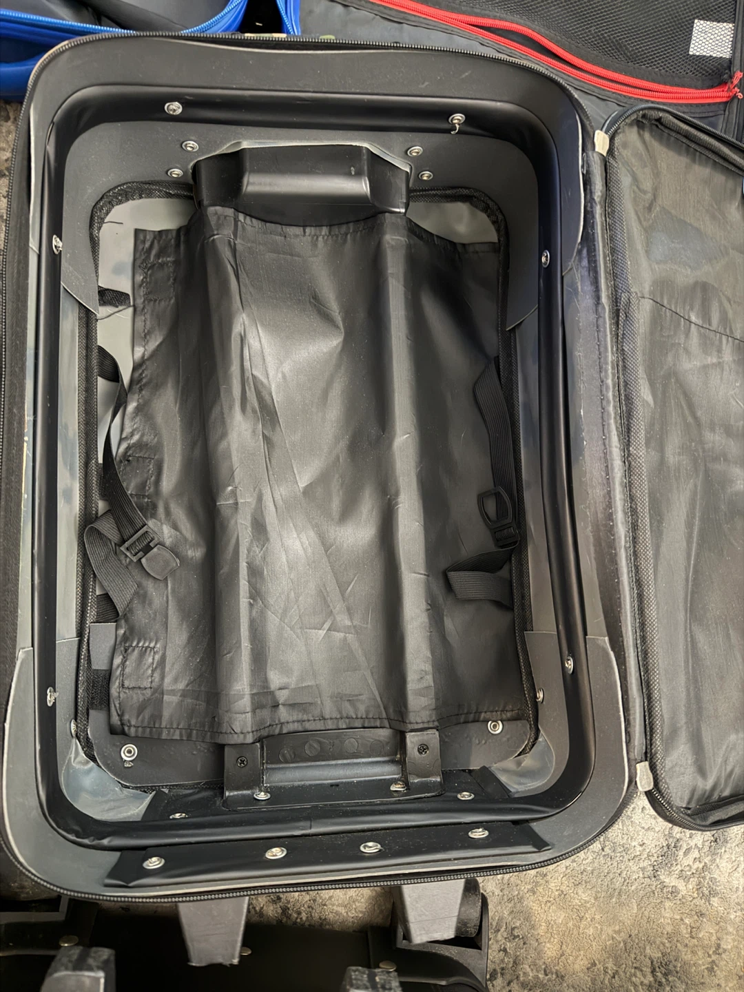 Carry-On Luggage 20$ each - photo 4