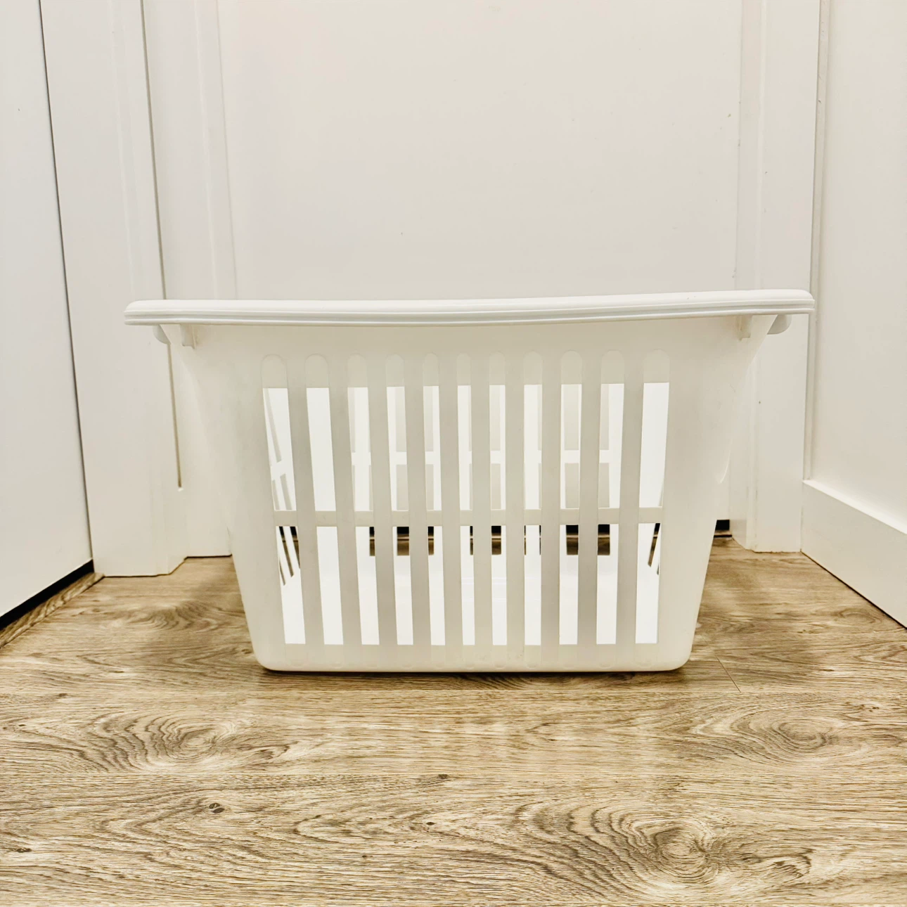 White Plastic Laundry Basket ⚽️ - photo 2