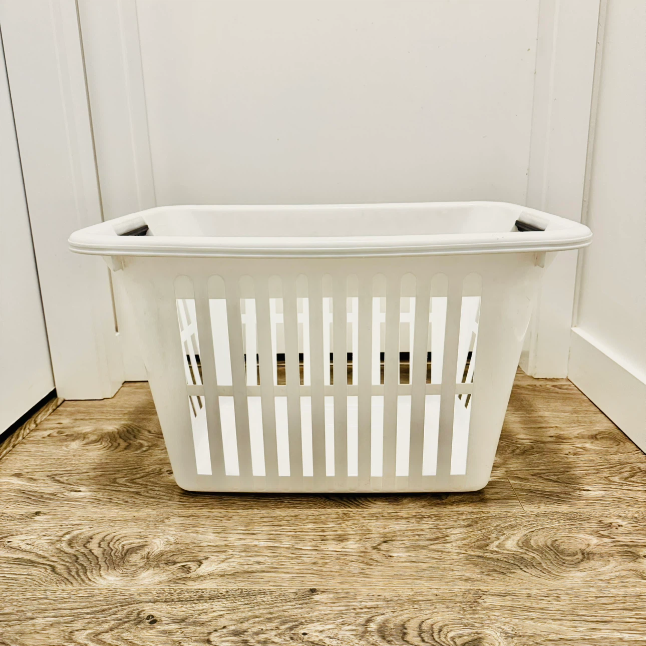 White Plastic Laundry Basket ⚽️ - photo 3