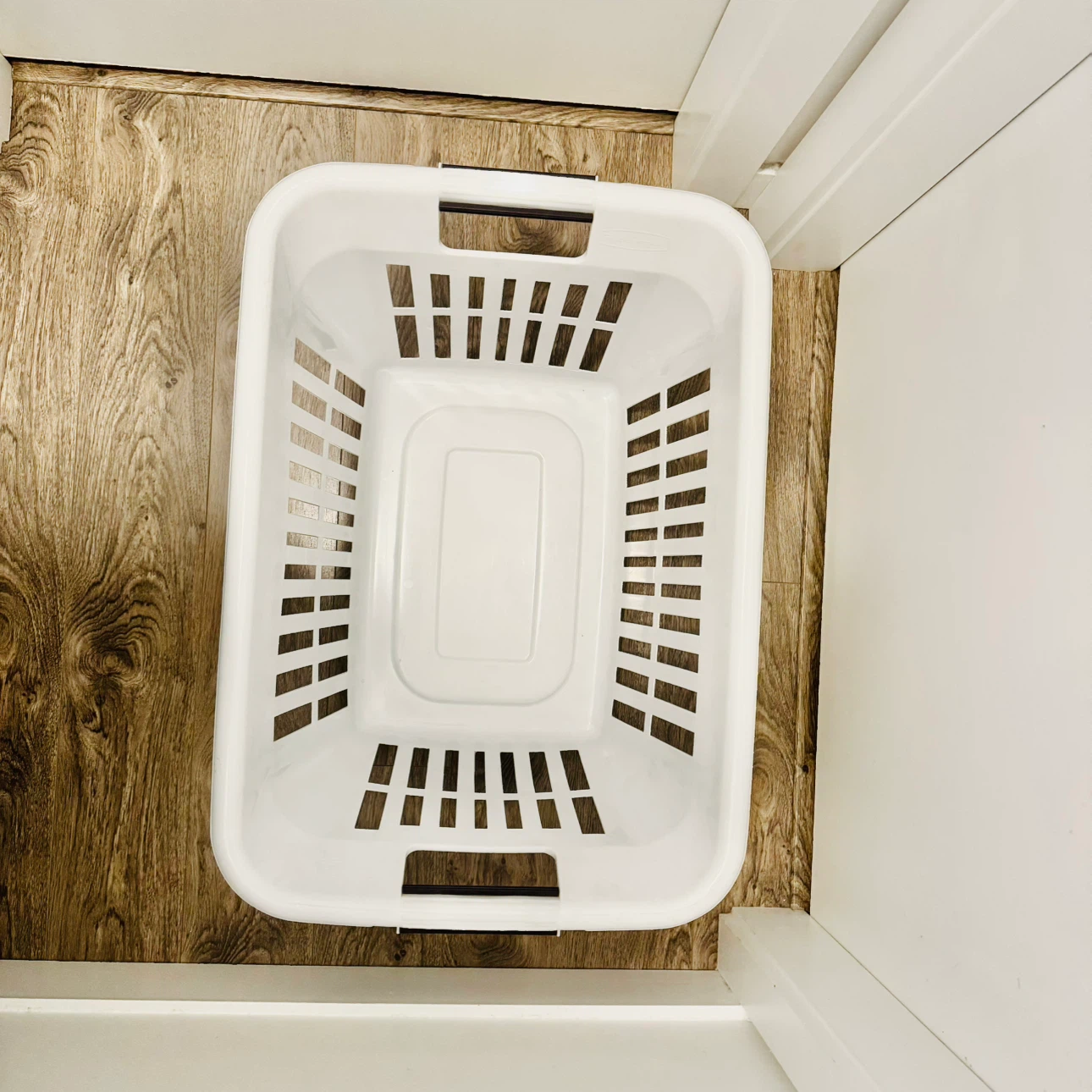 White Plastic Laundry Basket ⚽️ - photo 4