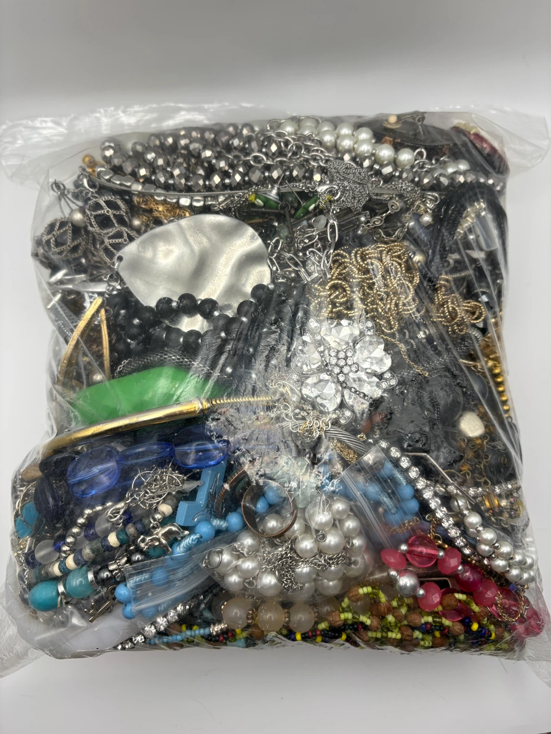 Bag of Assorted costume jewelry 3.7 kg - photo 4