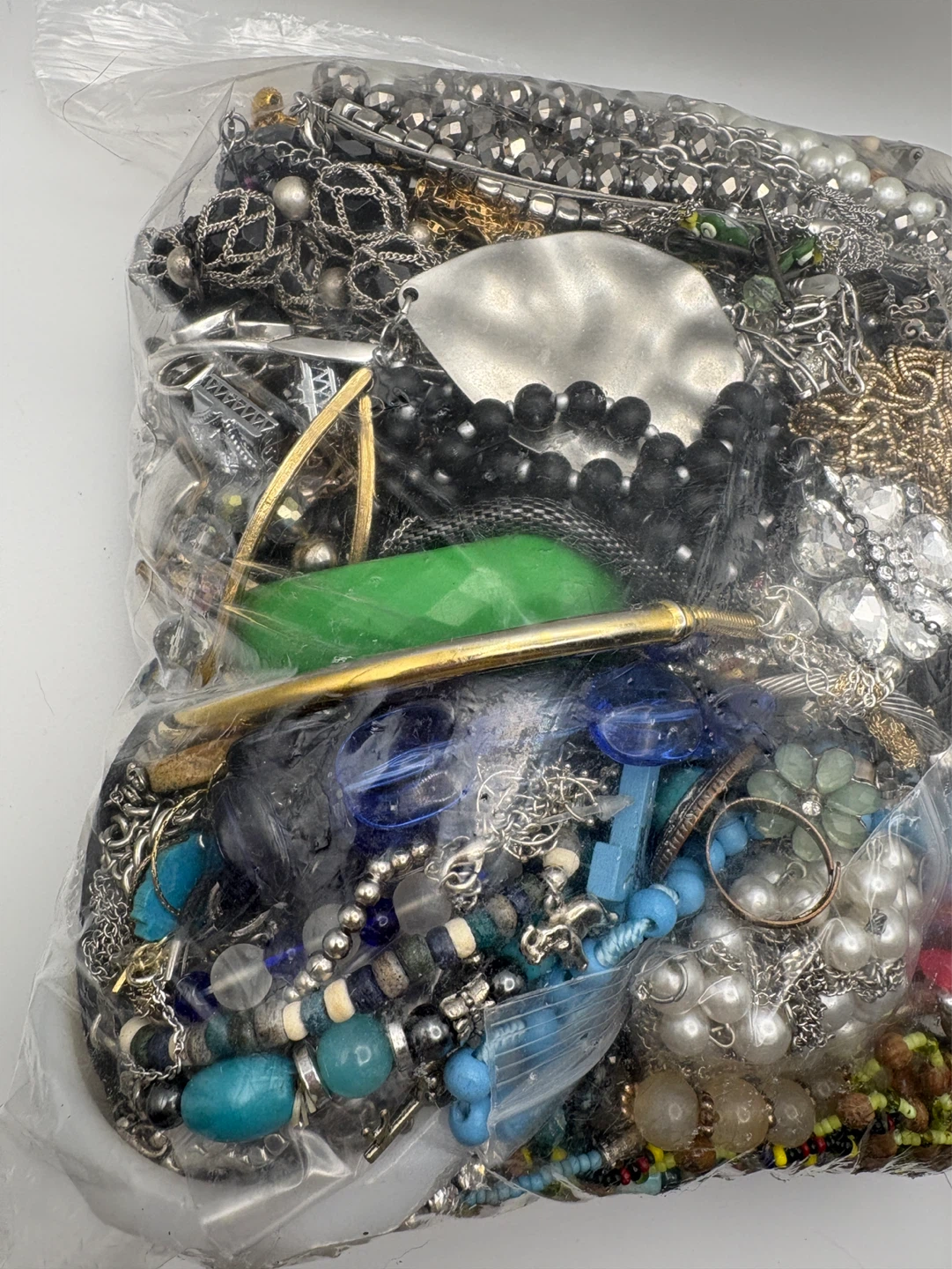 Bag of Assorted costume jewelry 3.7 kg - photo 5