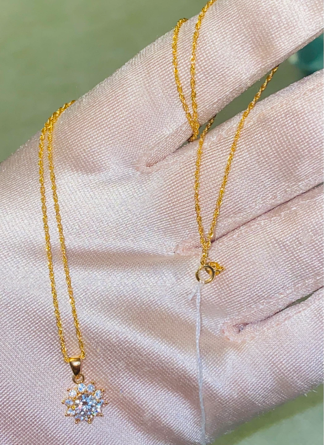 18 K Gold & Moissanites pendant necklace