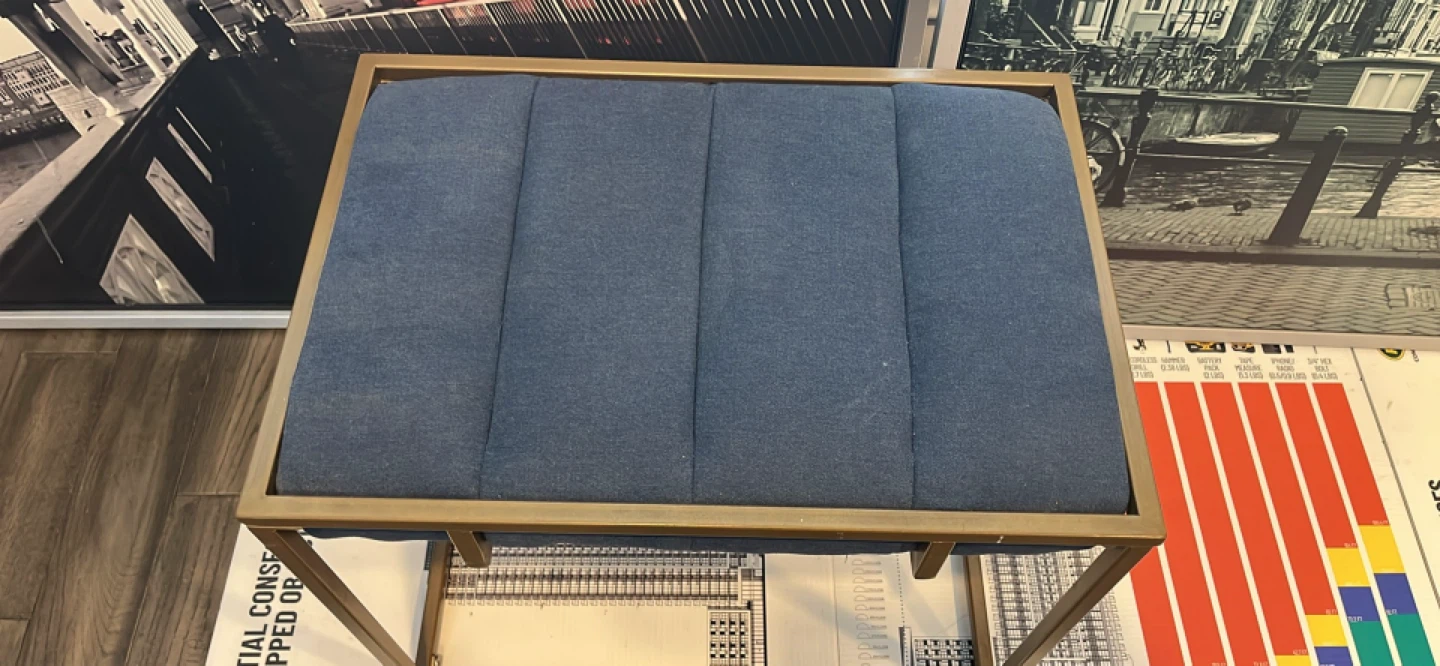 Blue upholstered stool with gold frame - photo 3