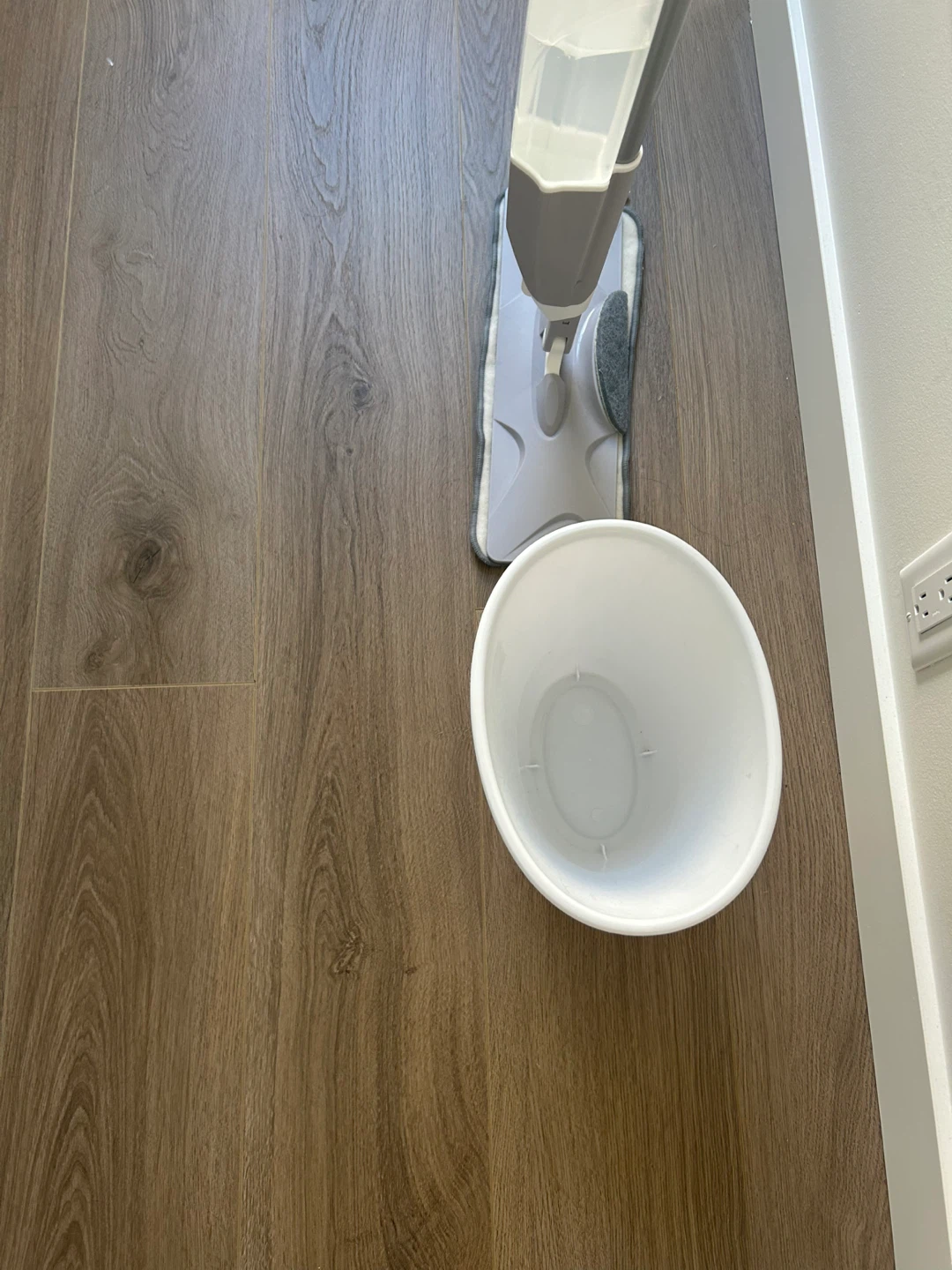 Spray Mop with Reusable Microfiber Pad and Small Trash Bin - photo 2