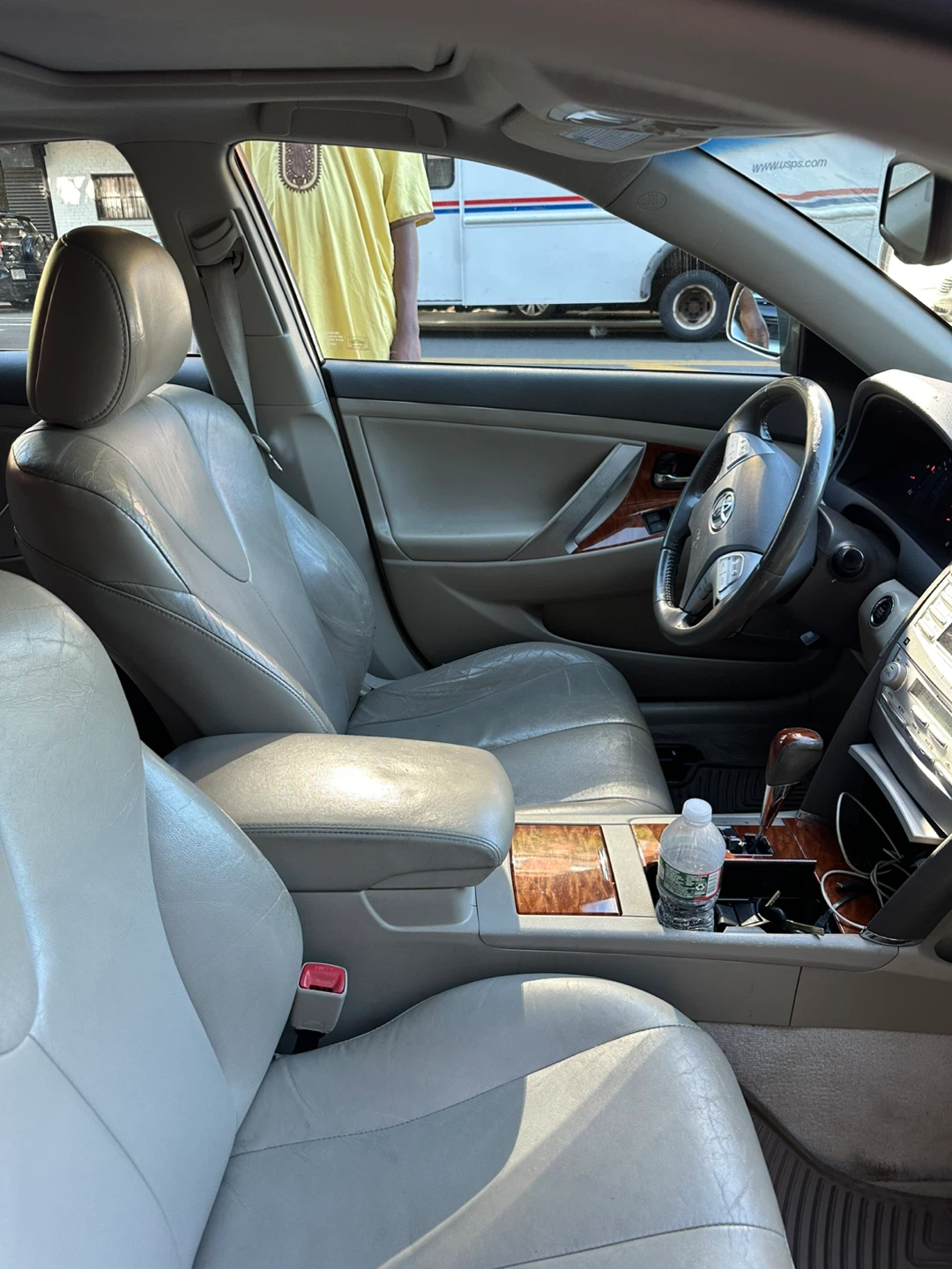 Used Toyota Camry Car Interior - photo 3