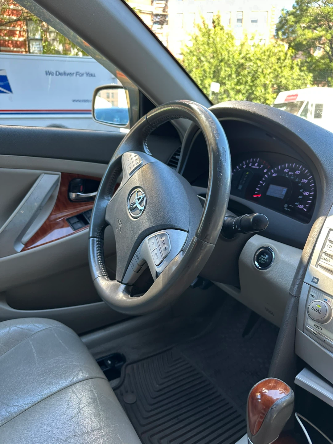 Used Toyota Camry Car Interior - photo 2