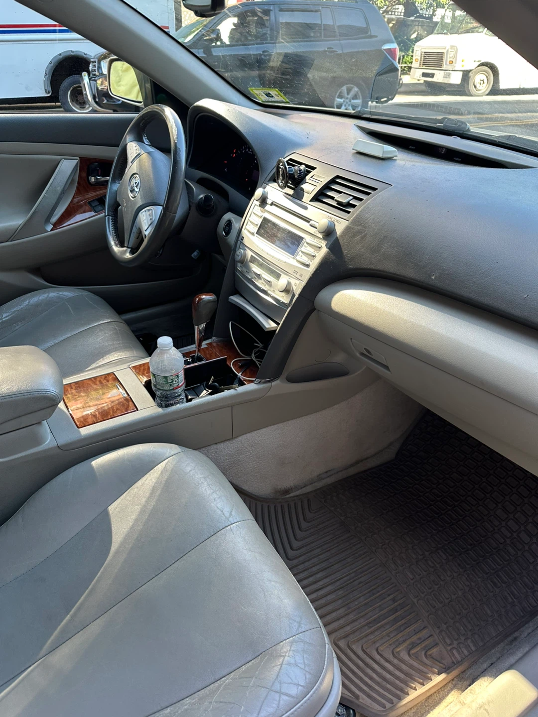 Used Toyota Camry Car Interior - photo 4