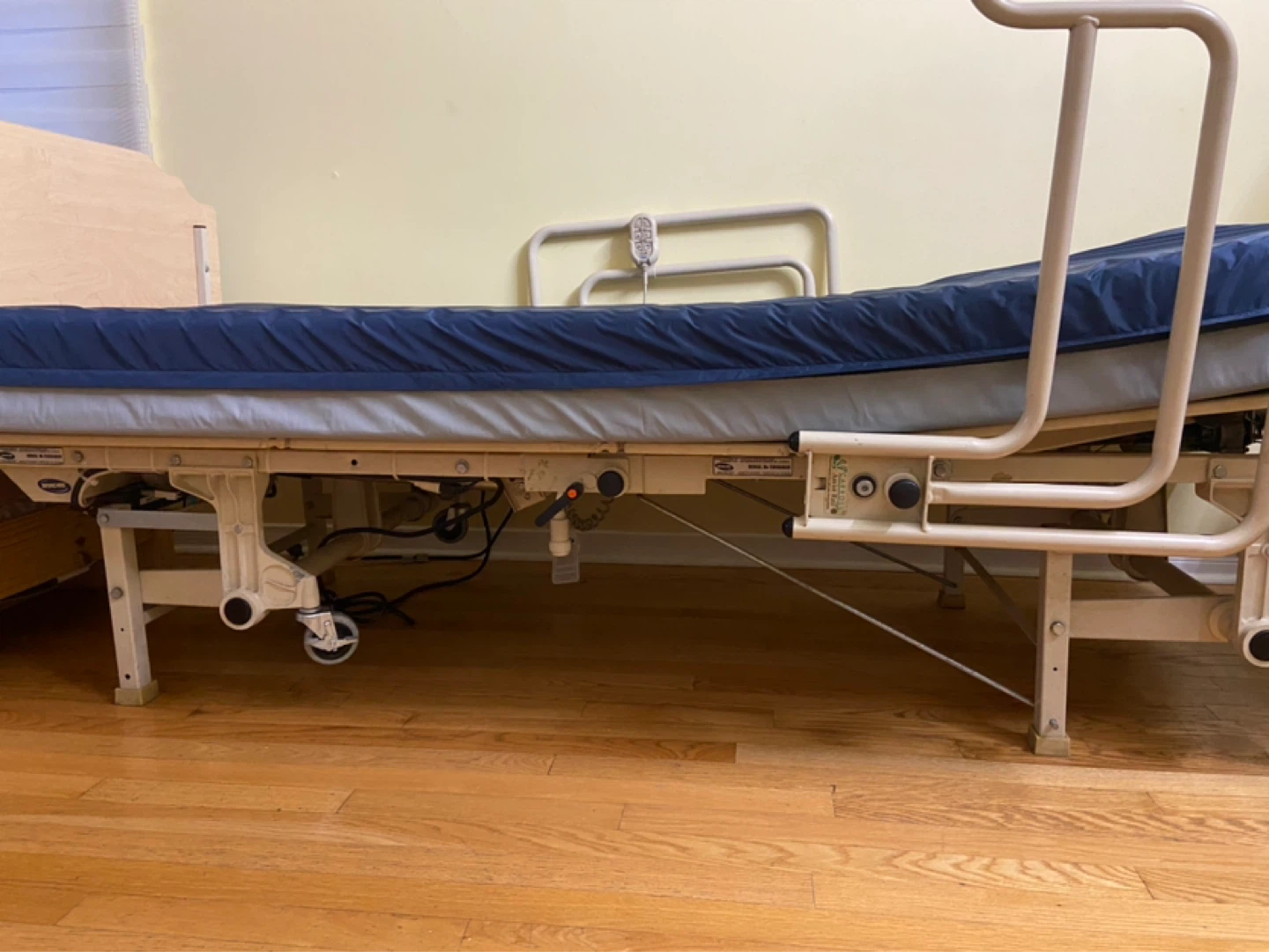 Electric Hospital Bed - photo 2