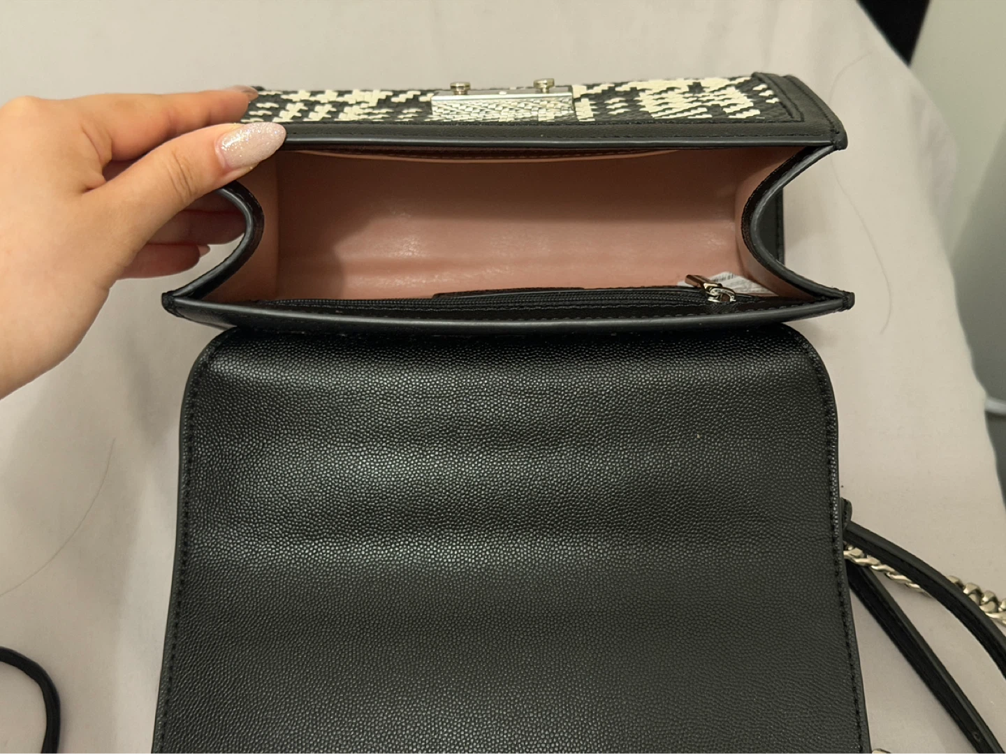 Charles & Keith Black & White Woven Shoulder Bag - photo 5