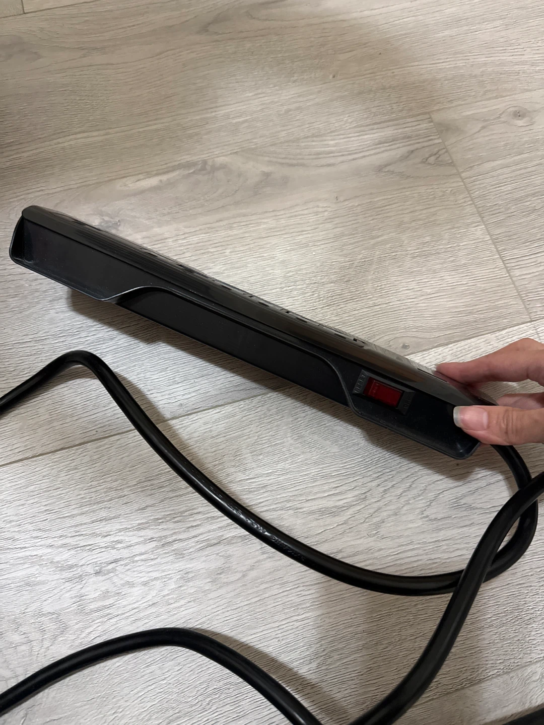 Staples 7-Outlet 2100 Joules Surge Protector w/ 6' Cord 24499 - photo 2