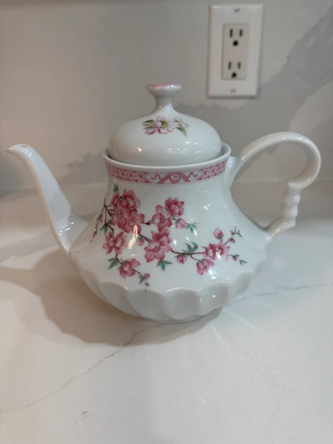 Vintage Porcelain Teapot with Floral Design ⚽️