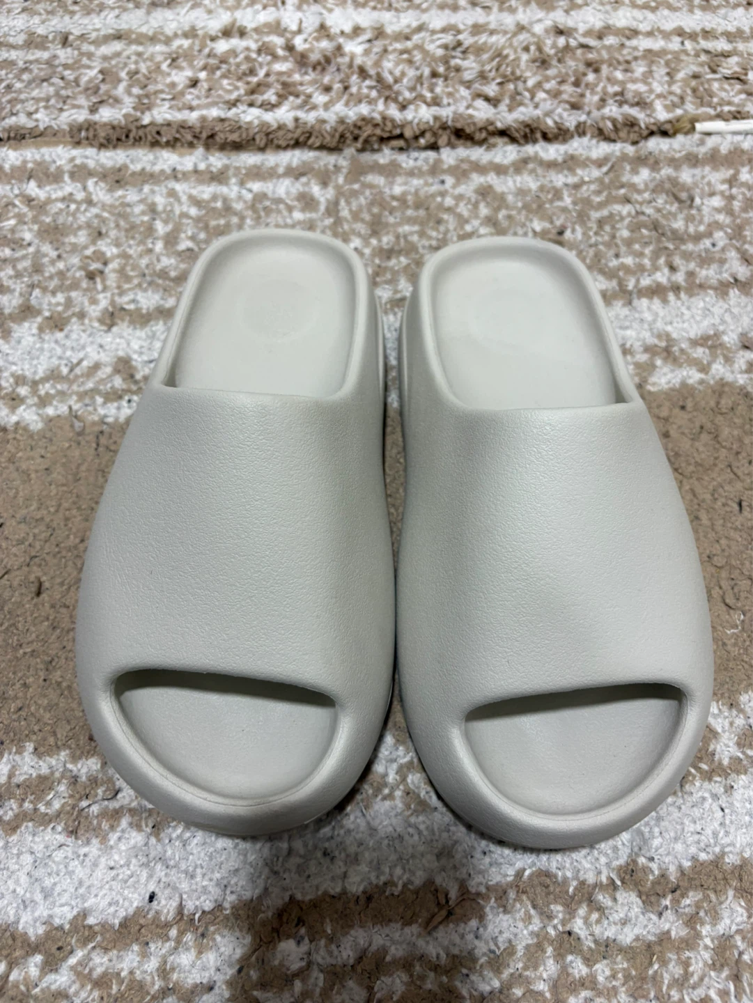 Yeezy slides size 6 - photo 3