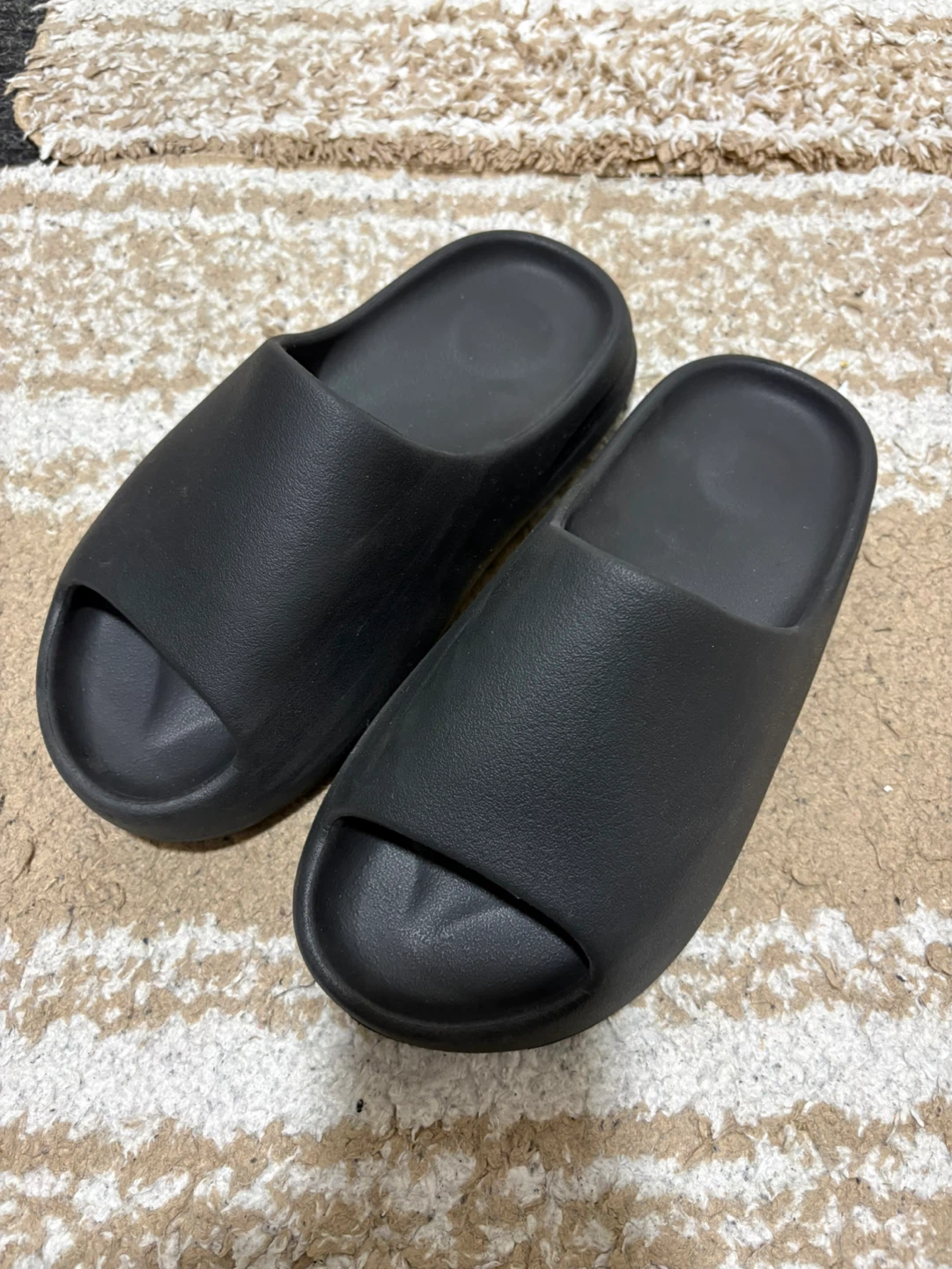 Yeezy slides size 6
