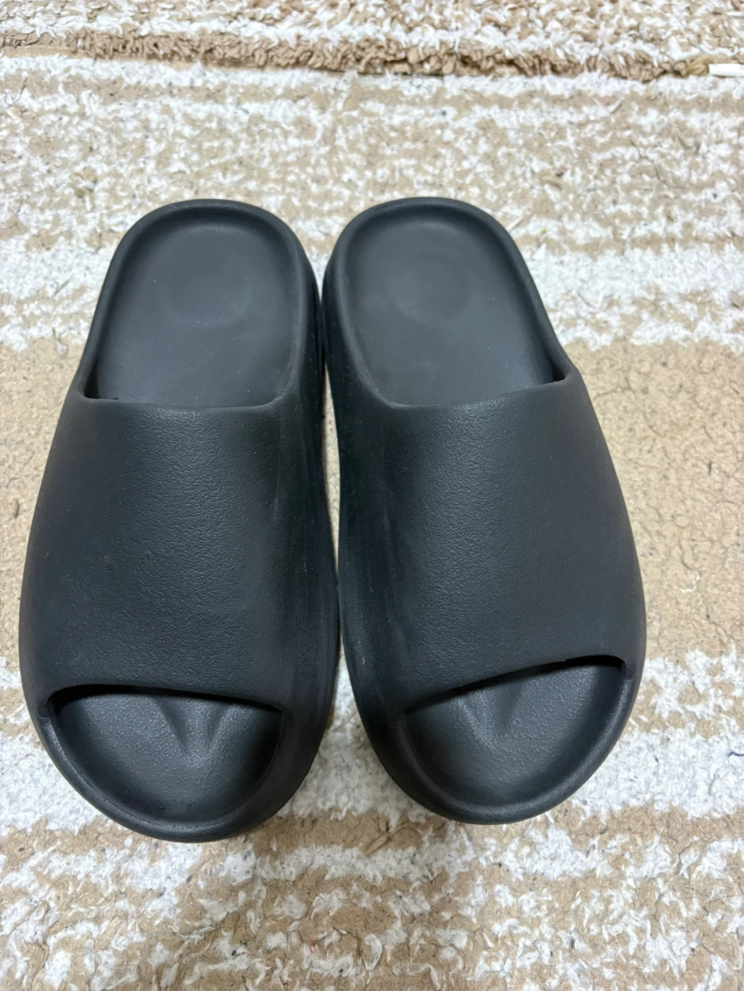Yeezy slides size 6 - photo 2