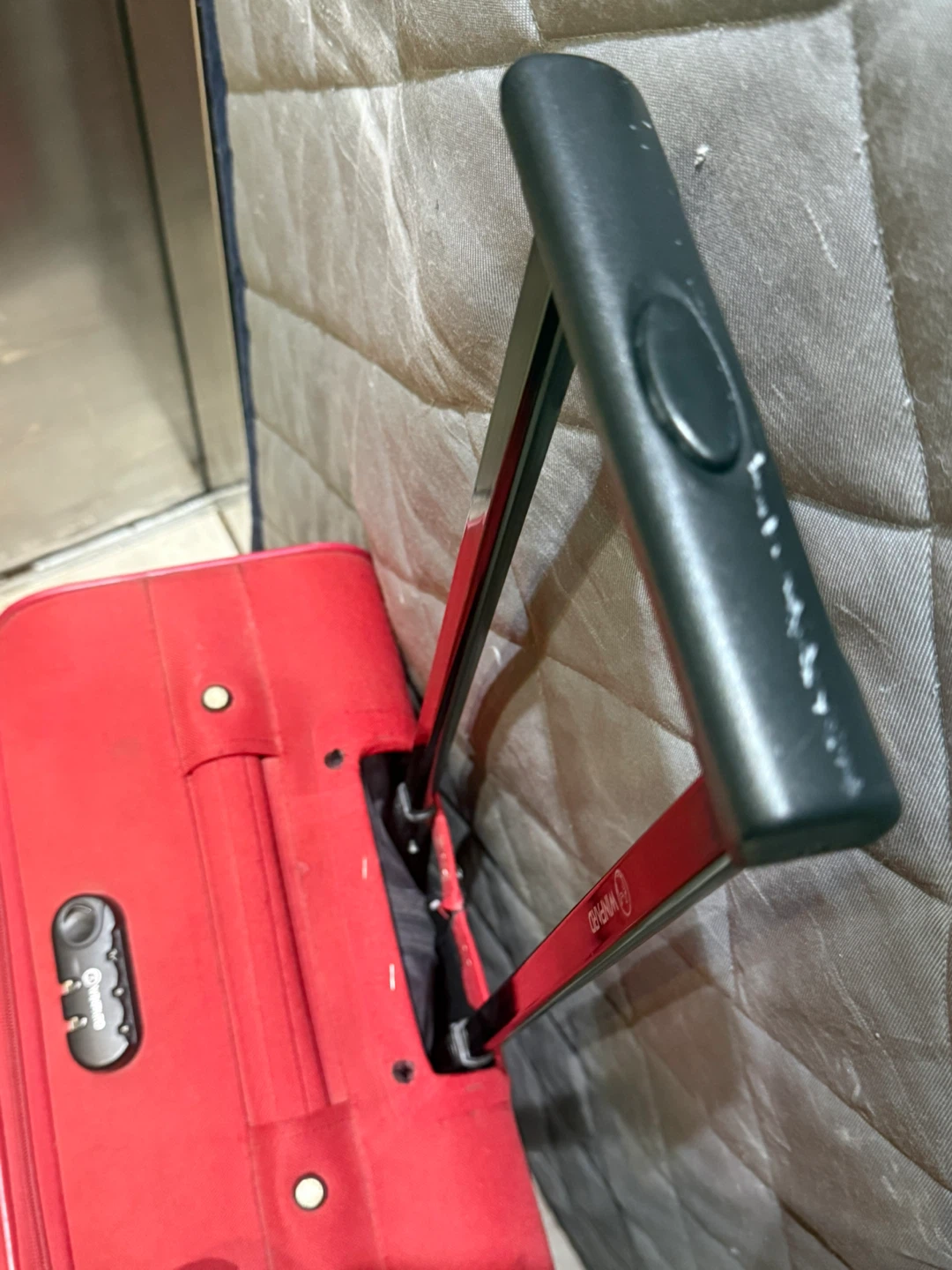 Red Hardshell Suitcase with TSA Lock 26 inch - photo 3