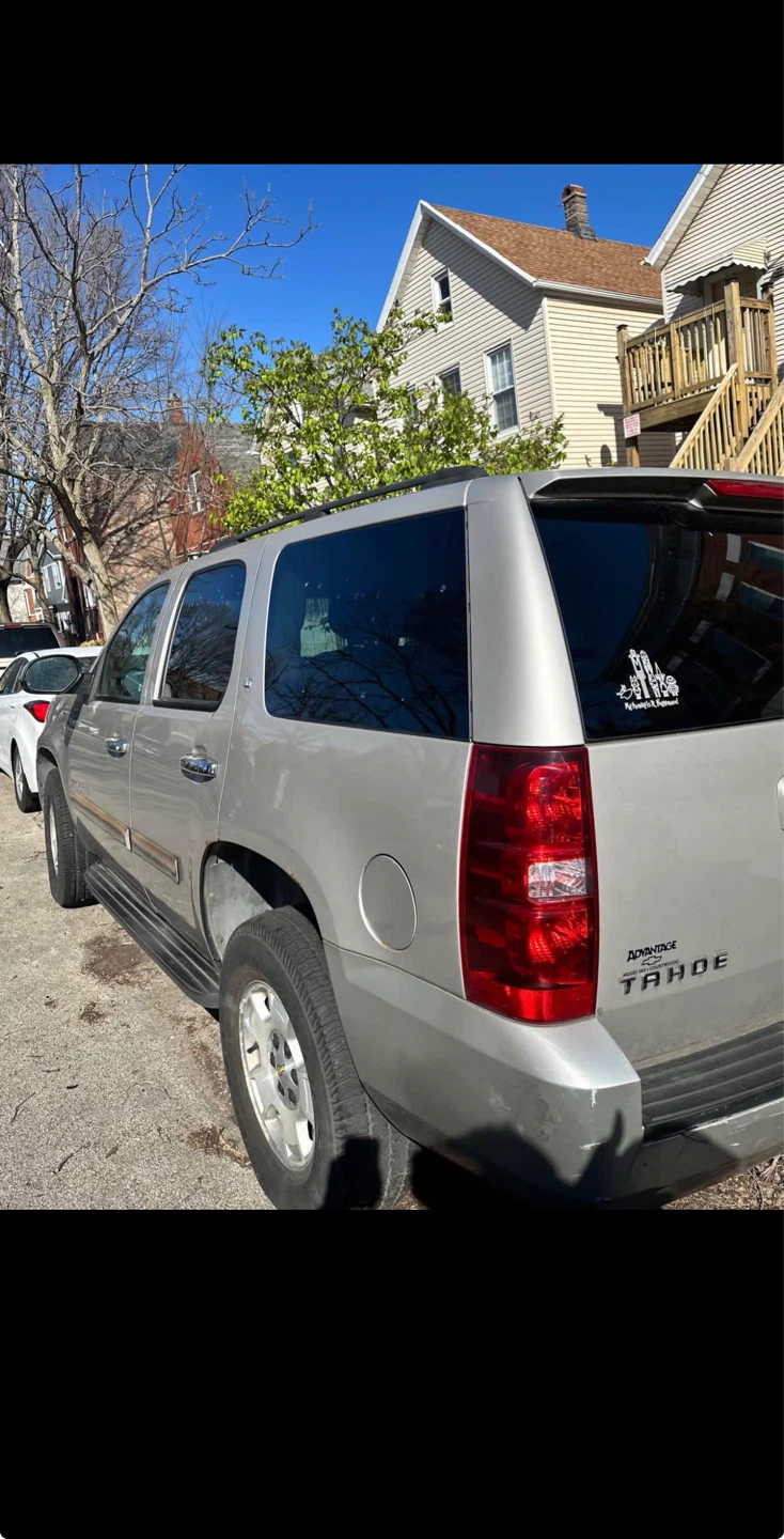 Chevrolet Tahoe SUV - photo 3