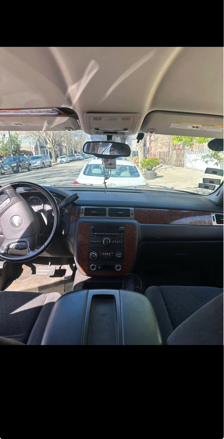 Chevrolet Tahoe SUV - photo 4