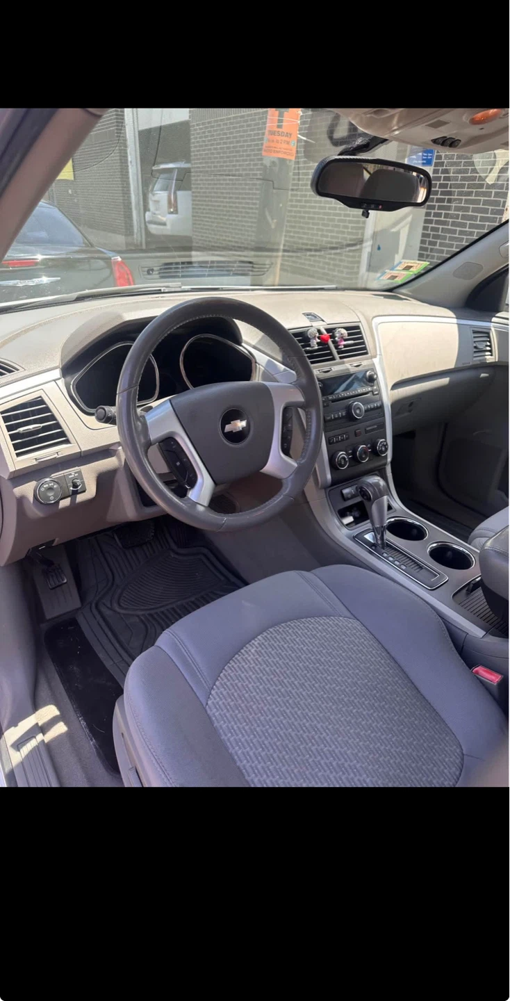 2010 Chevrolet Traverse · LT Sport Utility 4D - photo 3