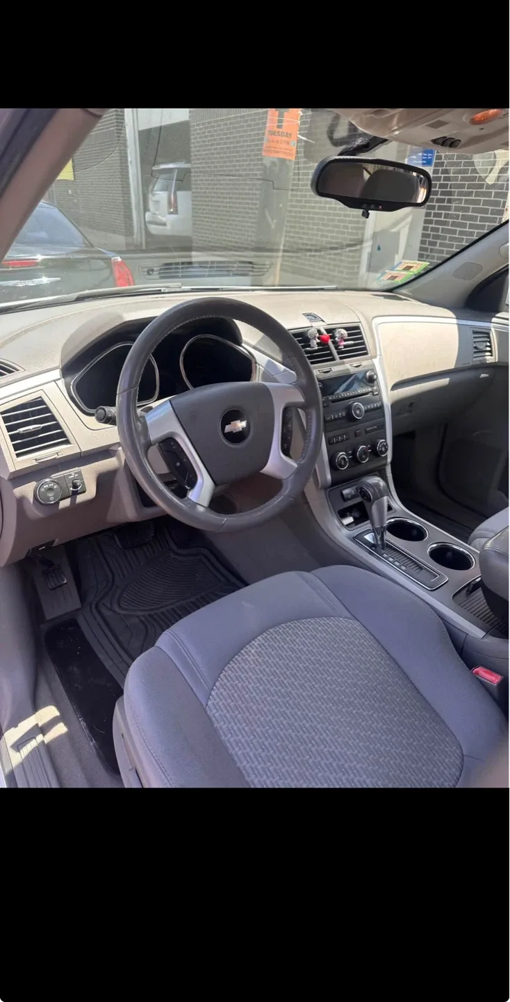 2010 Chevrolet Traverse · LT Sport Utility 4D - photo 3