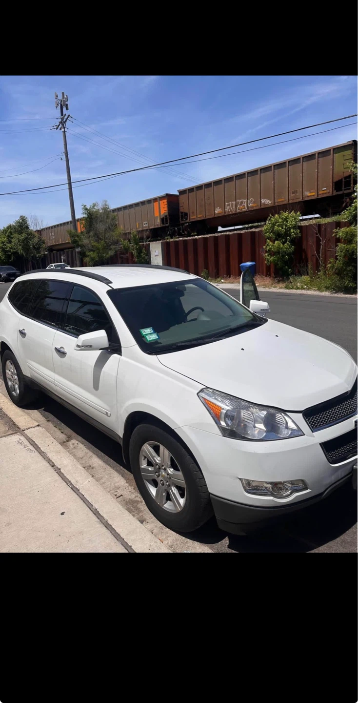 2010 Chevrolet Traverse · LT Sport Utility 4D - photo 2