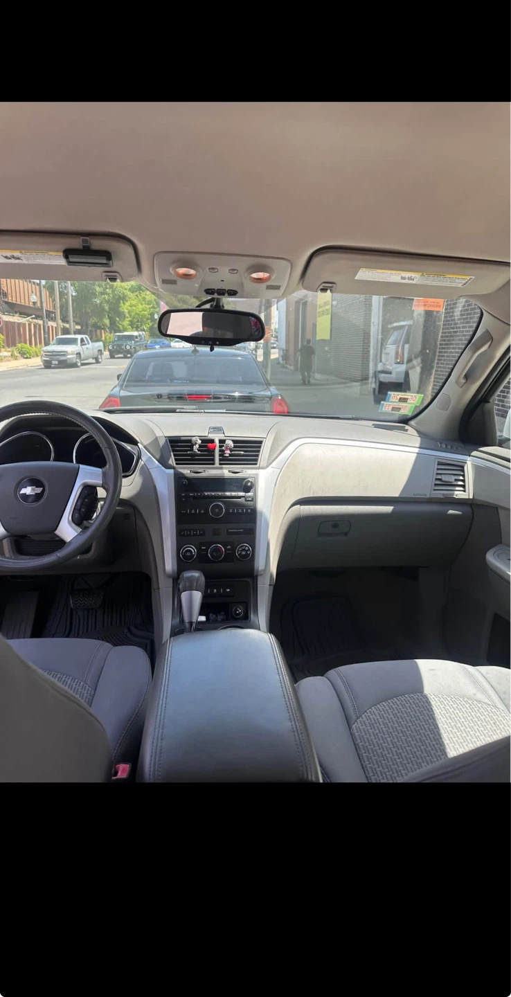 2010 Chevrolet Traverse · LT Sport Utility 4D - photo 4