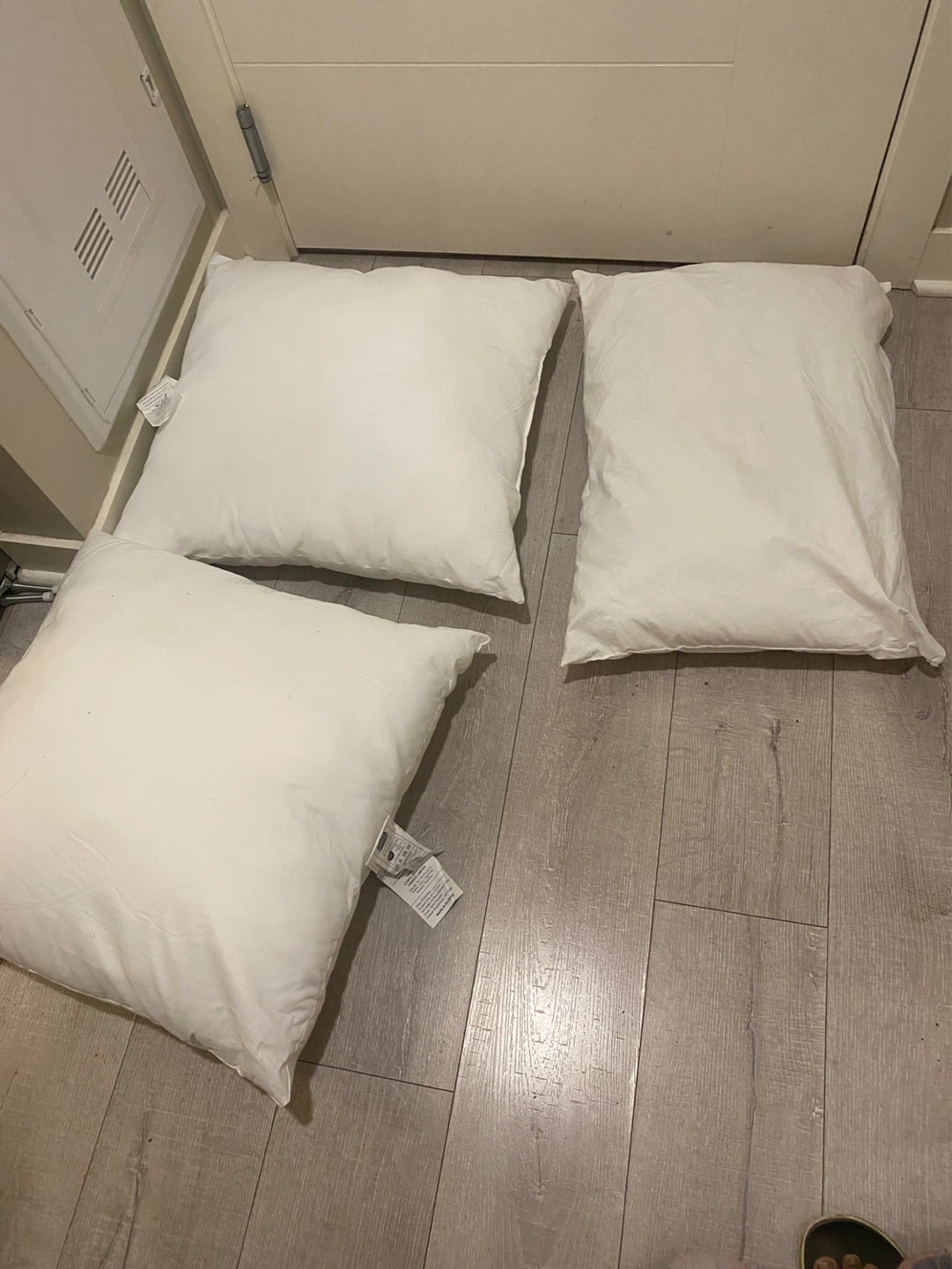 Set of 3 Pillows – 2 Square & 1 Rectangle – White