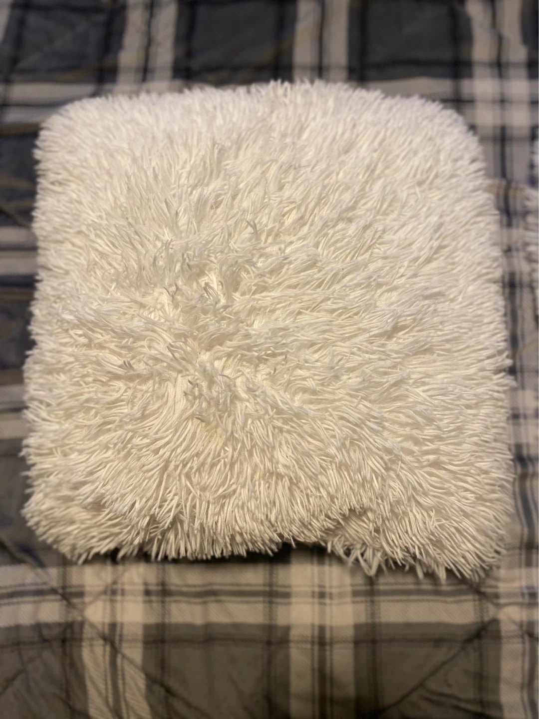 2 White Faux Fur Throw Pillows - photo 4
