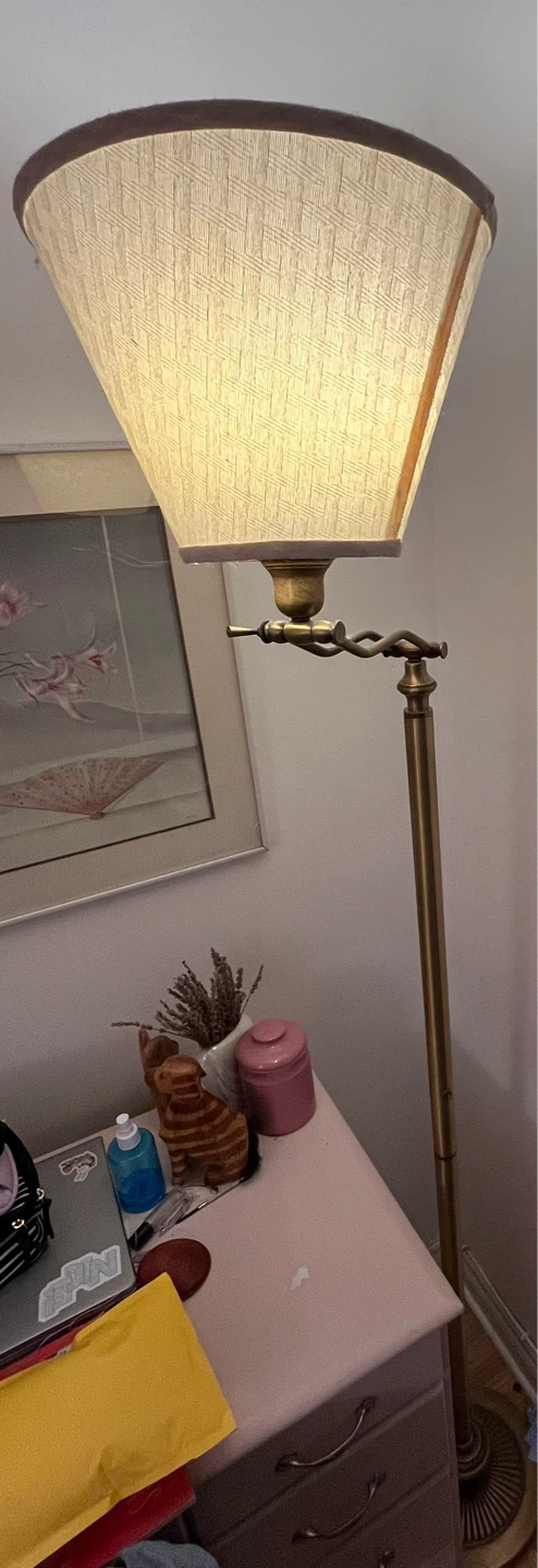 ⚽️*MOVING SALE* Vintage Brass Floor Lamp with Cream Shade - photo 2