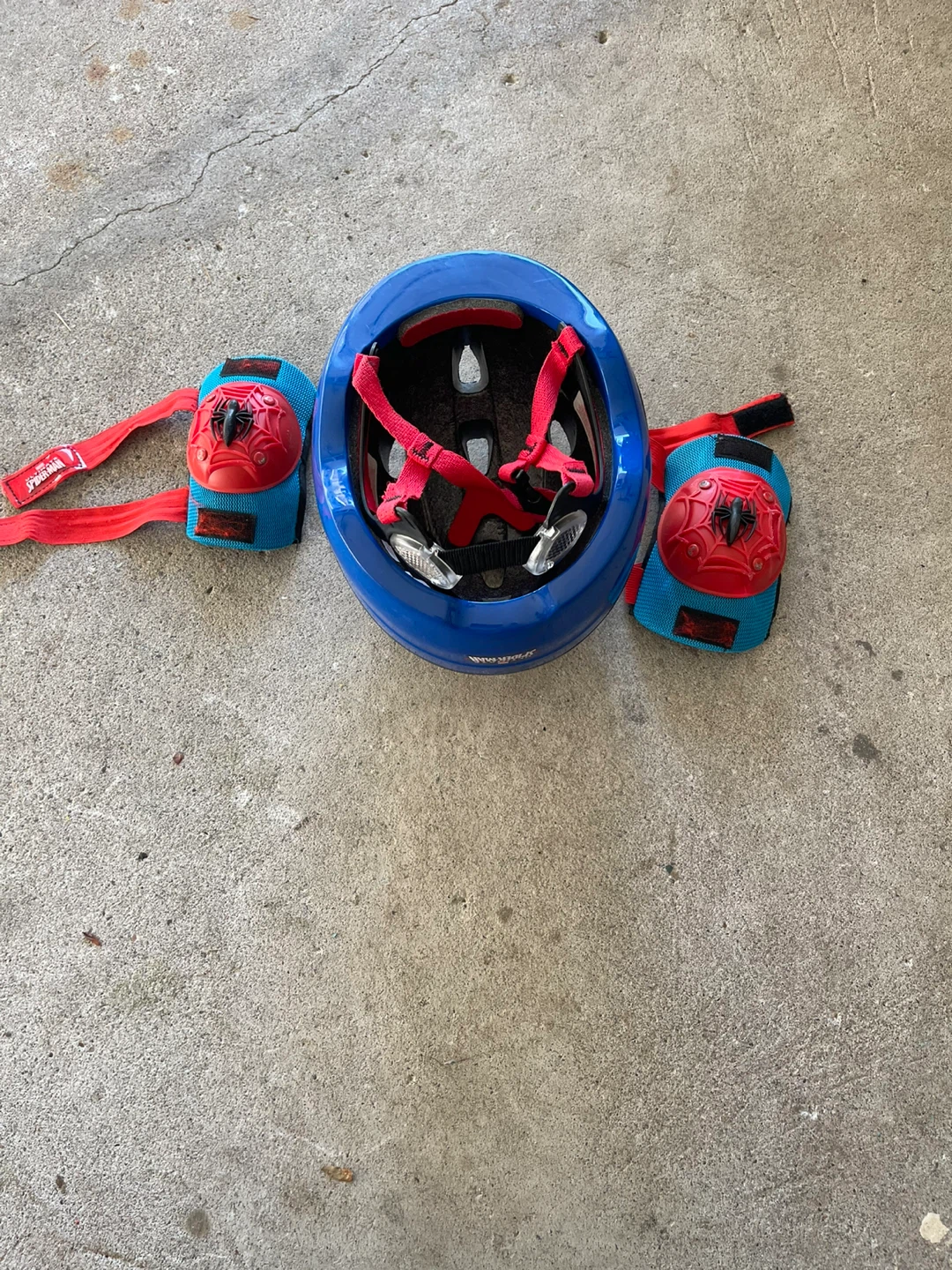 Spider-Man Kids Helmet and Pads Set - photo 2