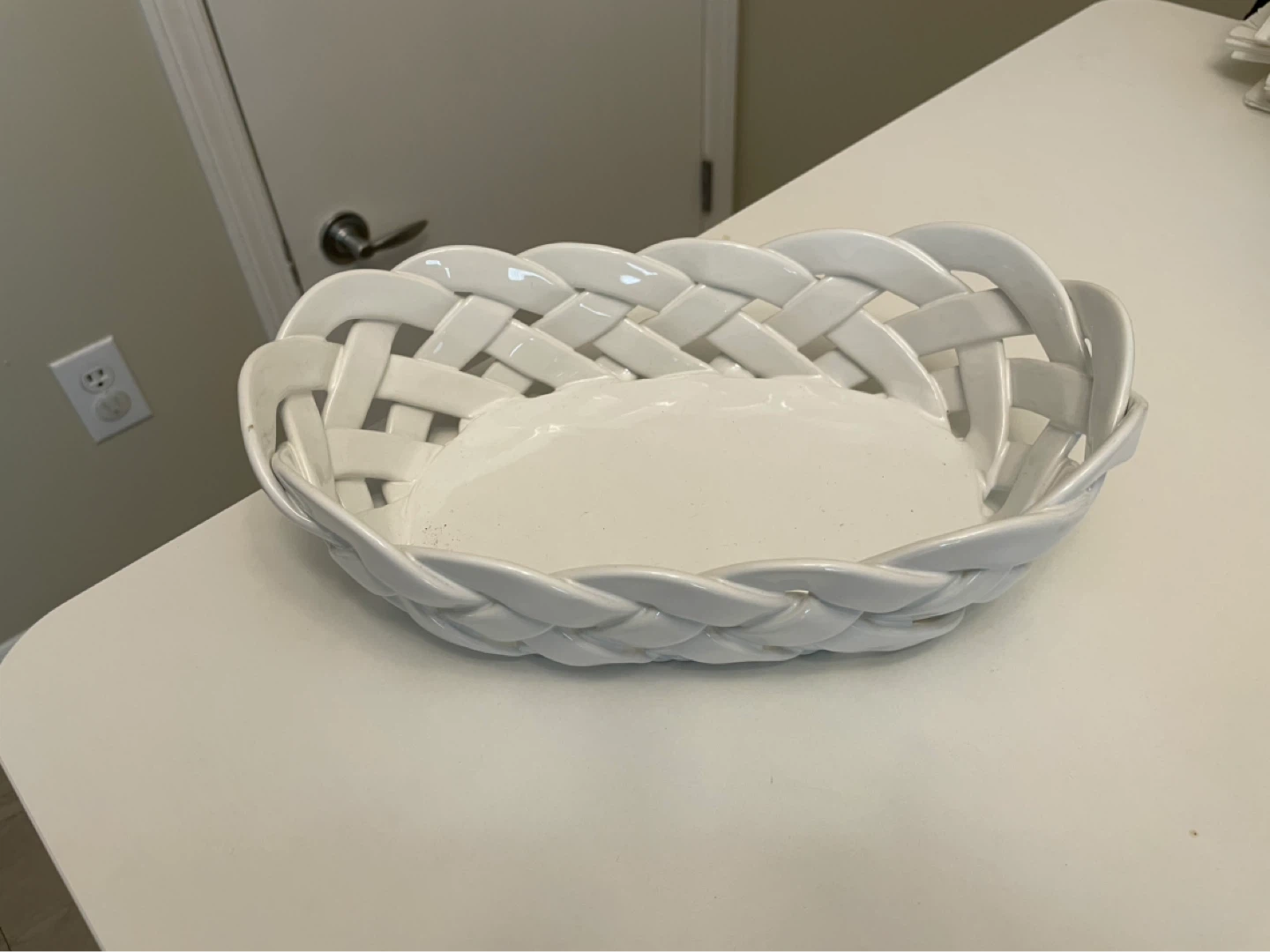 White Woven Ceramic Basket ⚽
