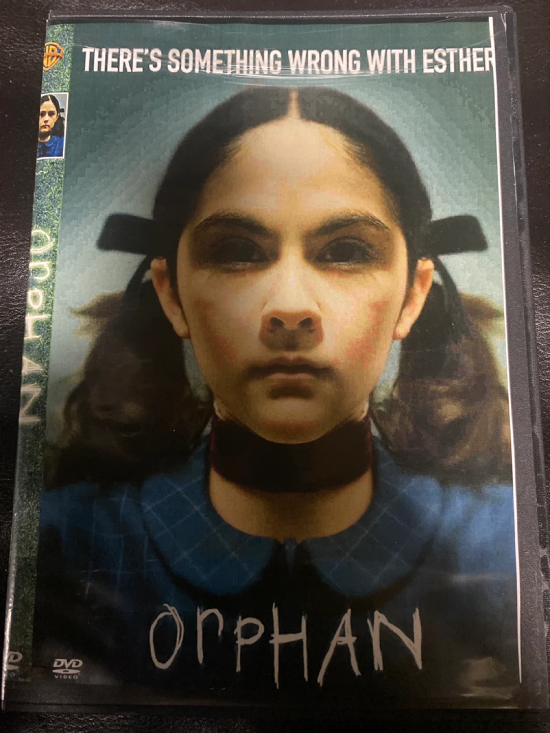 2 DVDs ⚽️ Dark Country & Orphan