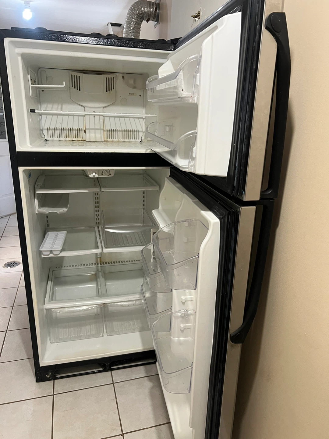 Frigidaire Refrigerator - photo 3