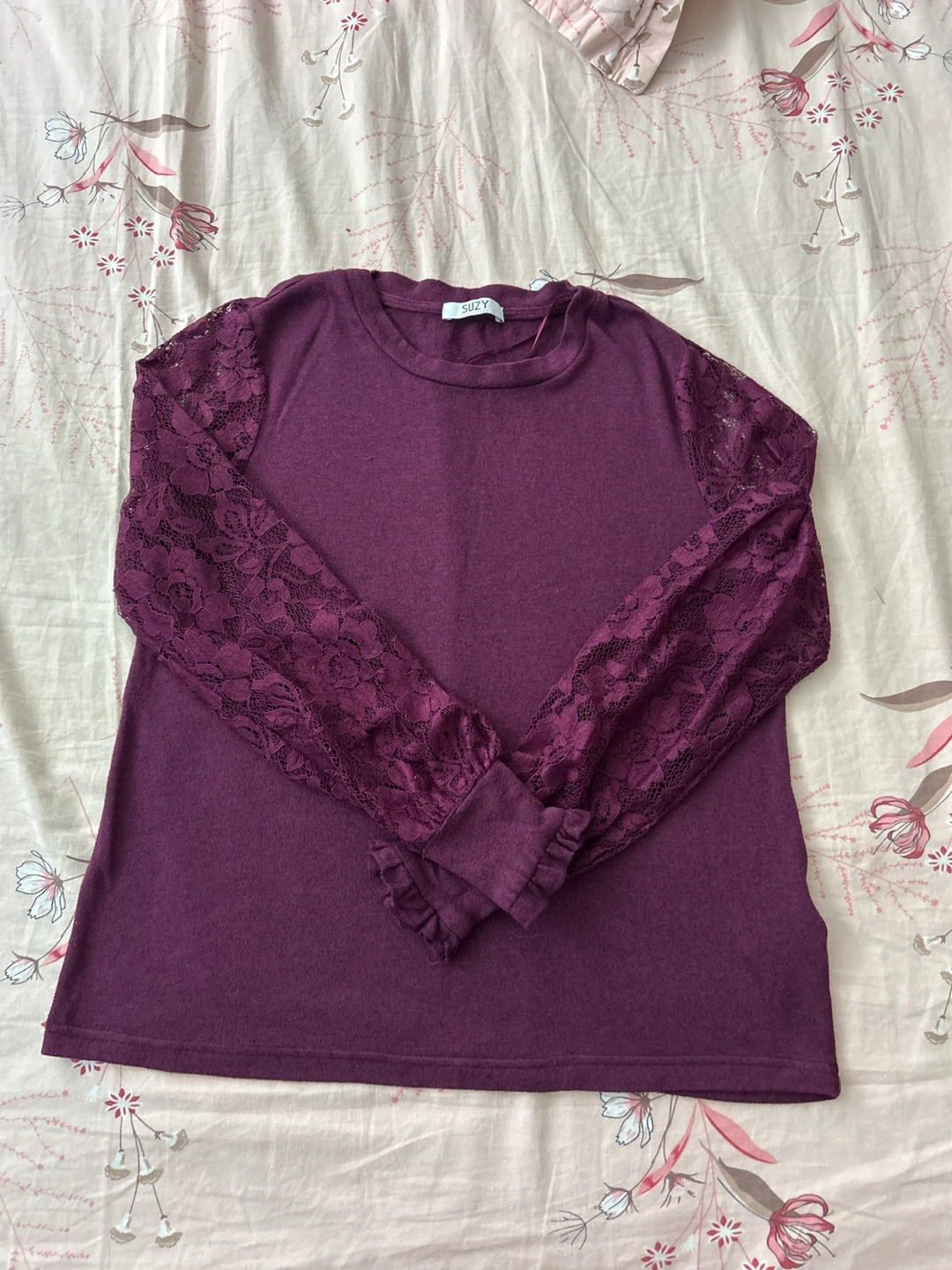 Suzy Women's Purple Lace Sleeve Top ⚽️