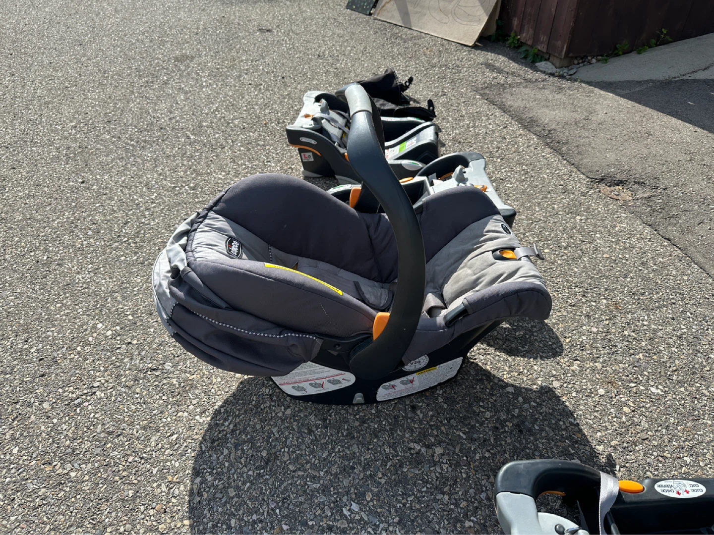 Chicco infant car seat & 2 bases - photo 3