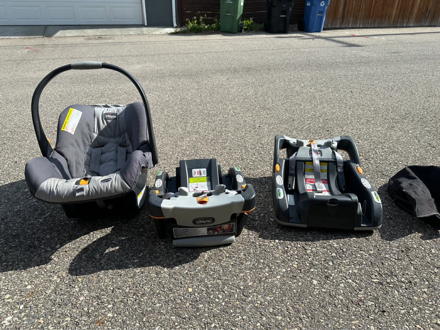 Chicco infant car seat & 2 bases - photo 2