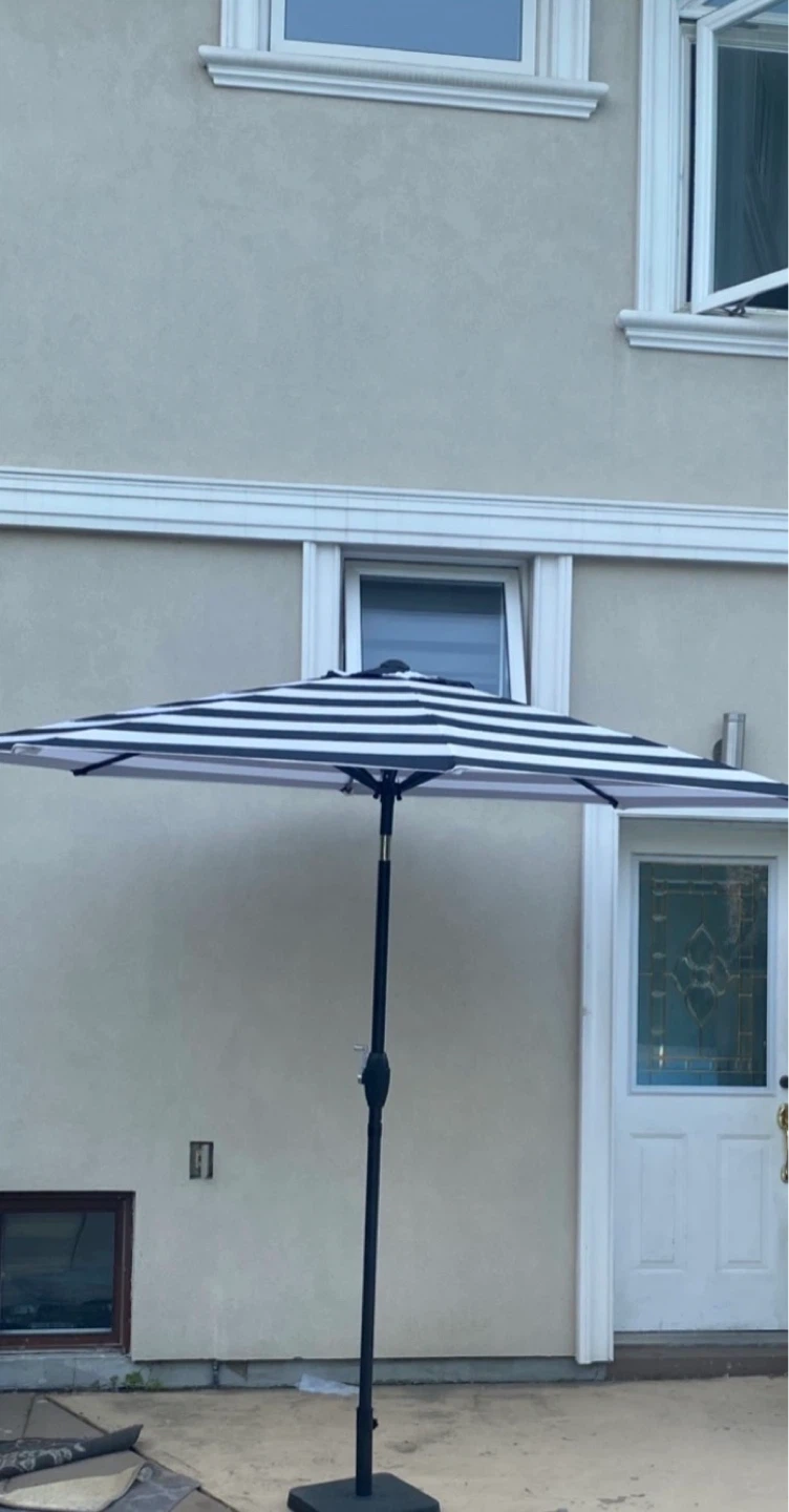 Patio Umbrella 9 feet New ! Was used as a display - photo 2