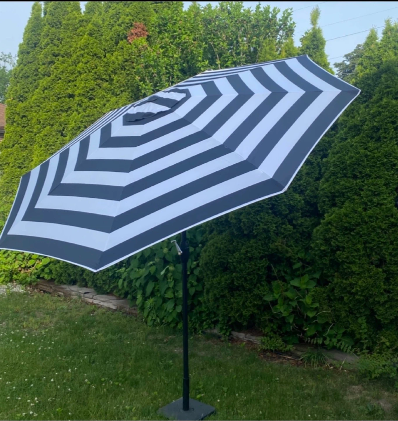 Patio Umbrella 9 feet New ! Was used as a display